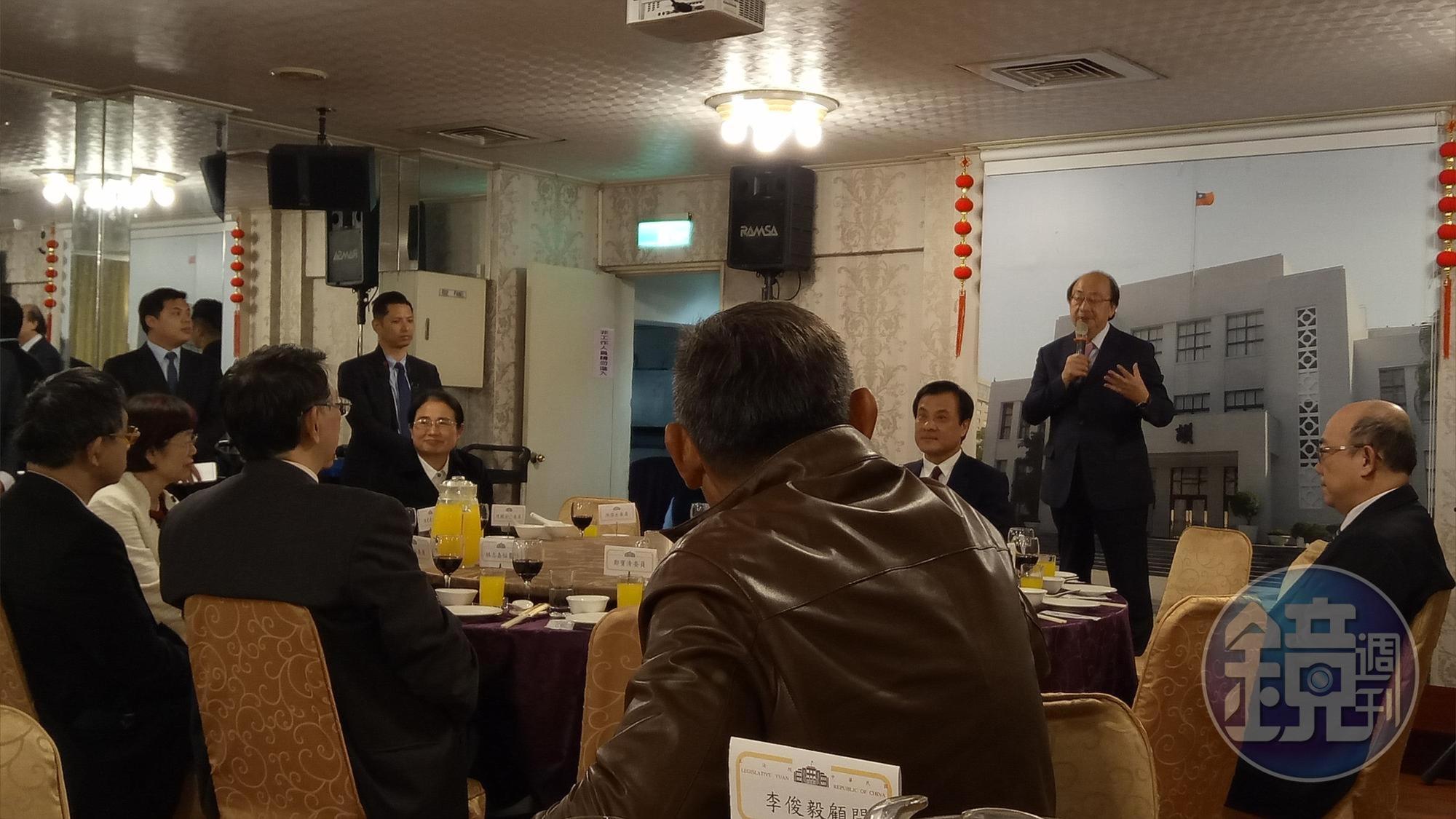 民進黨團總召柯建銘今晚在立法院年終餐會爆料，指前行政院長游錫堃今天去拜訪他。