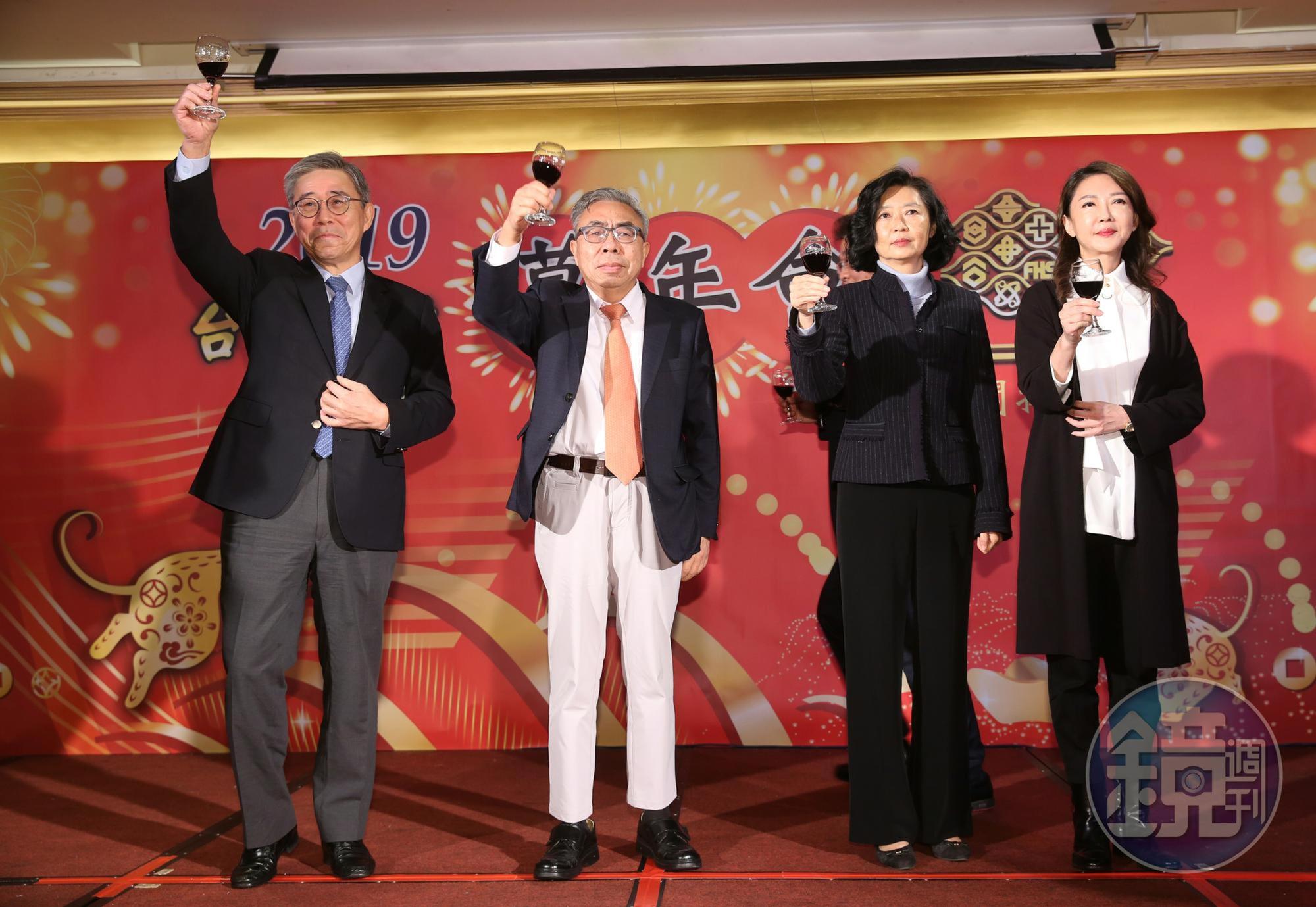 王文淵(左2)與王文潮(左1)、王瑞華(右2)、王瑞瑜(右2)一同出席台塑總管理處暮年會,但4人相當低調。