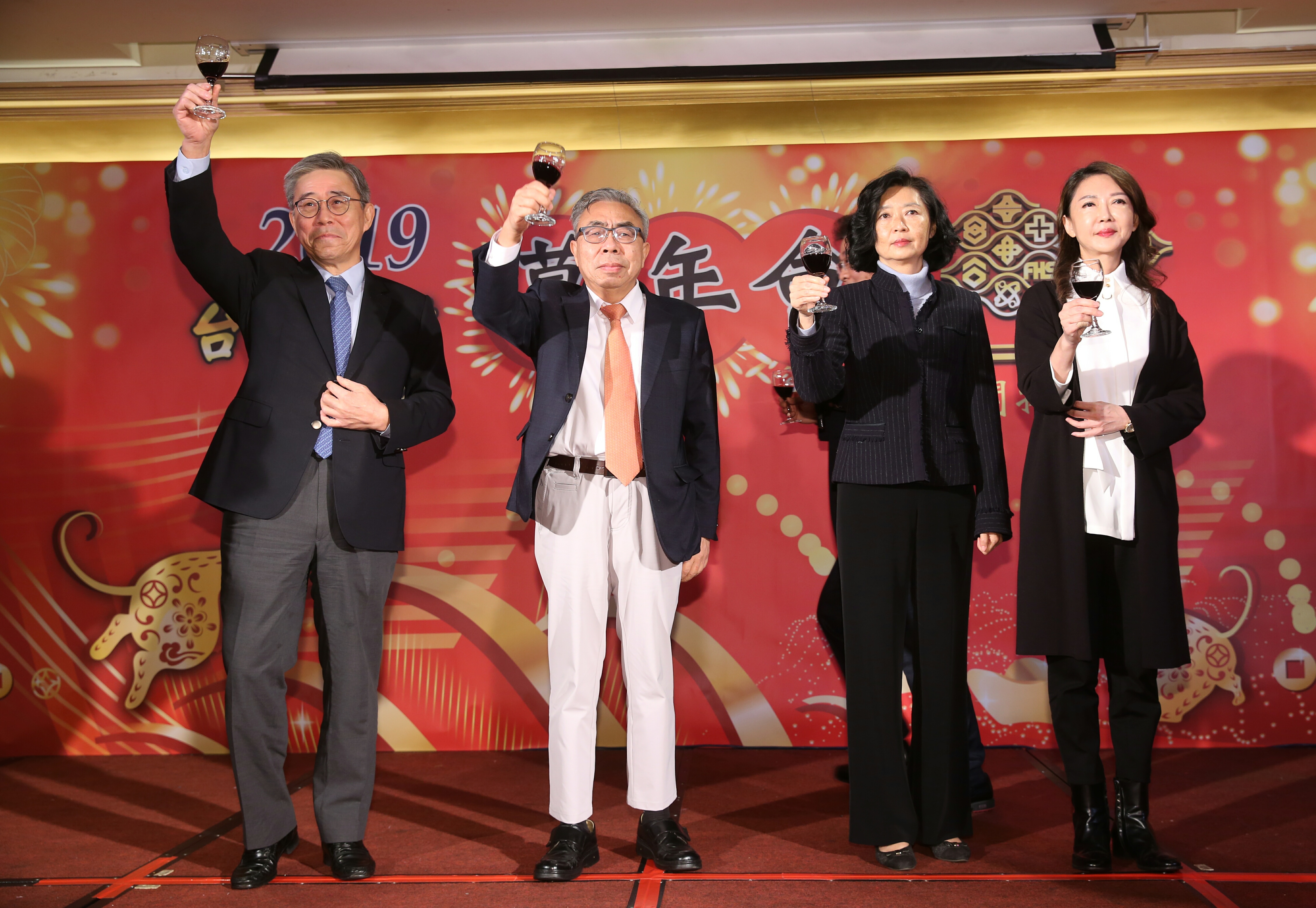 王文淵(左2)與王文潮(左1)、王瑞華(右2)、王瑞瑜(右2)一同出席台塑總管理處暮年會,但4人相當低調。