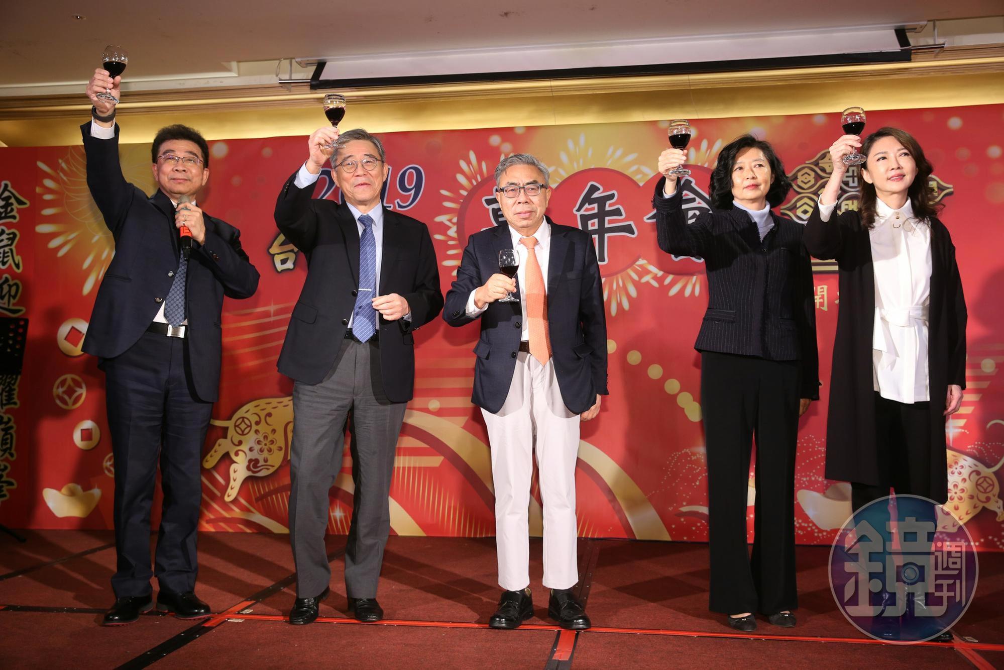 林善志(左1)說,2019年對台塑來說相當艱辛,但依舊發出大紅包給員工。