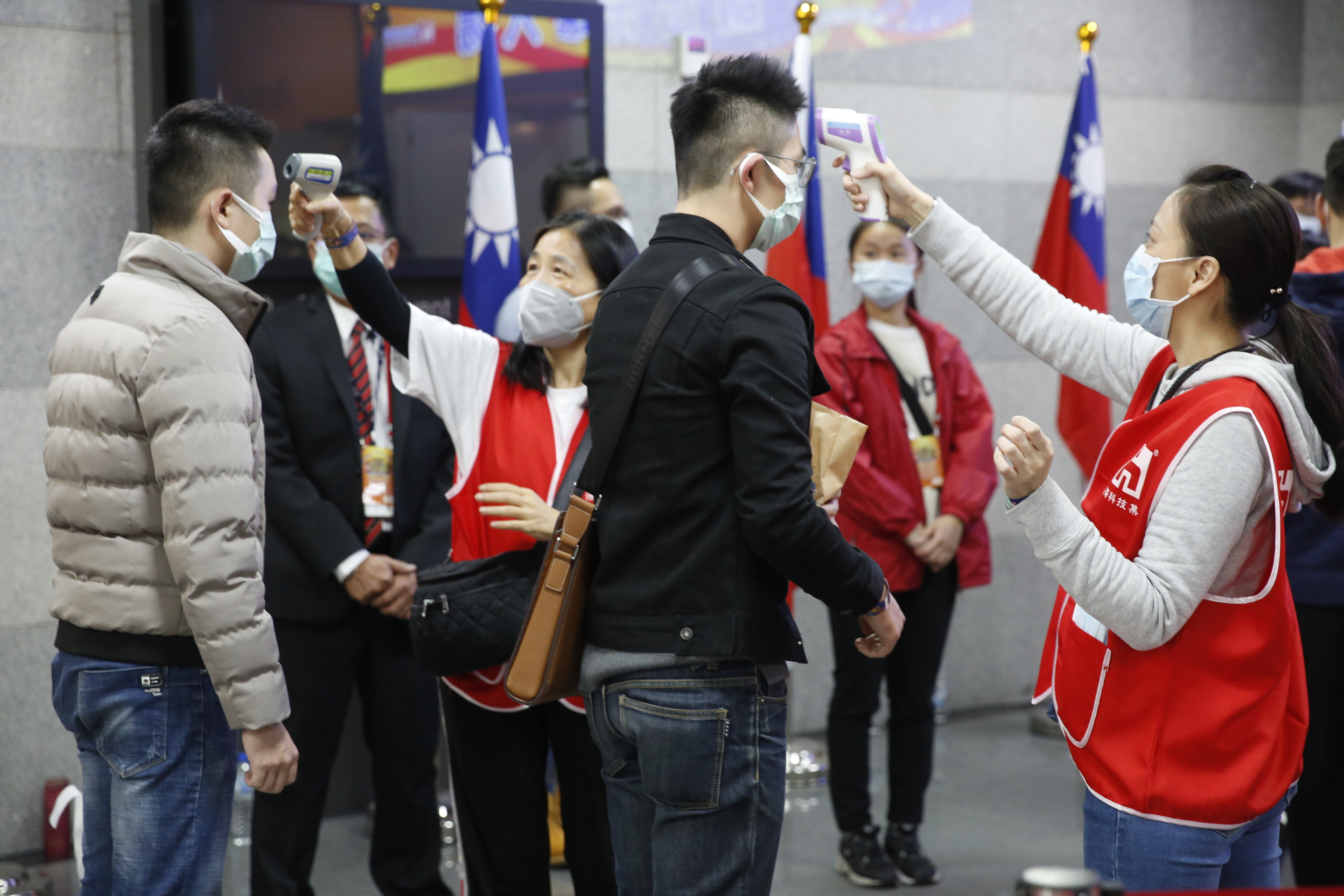 鴻海尾牙一大早就在門口放置了口罩與安洗手液，員工與眷屬進入會場時還得量測體溫。