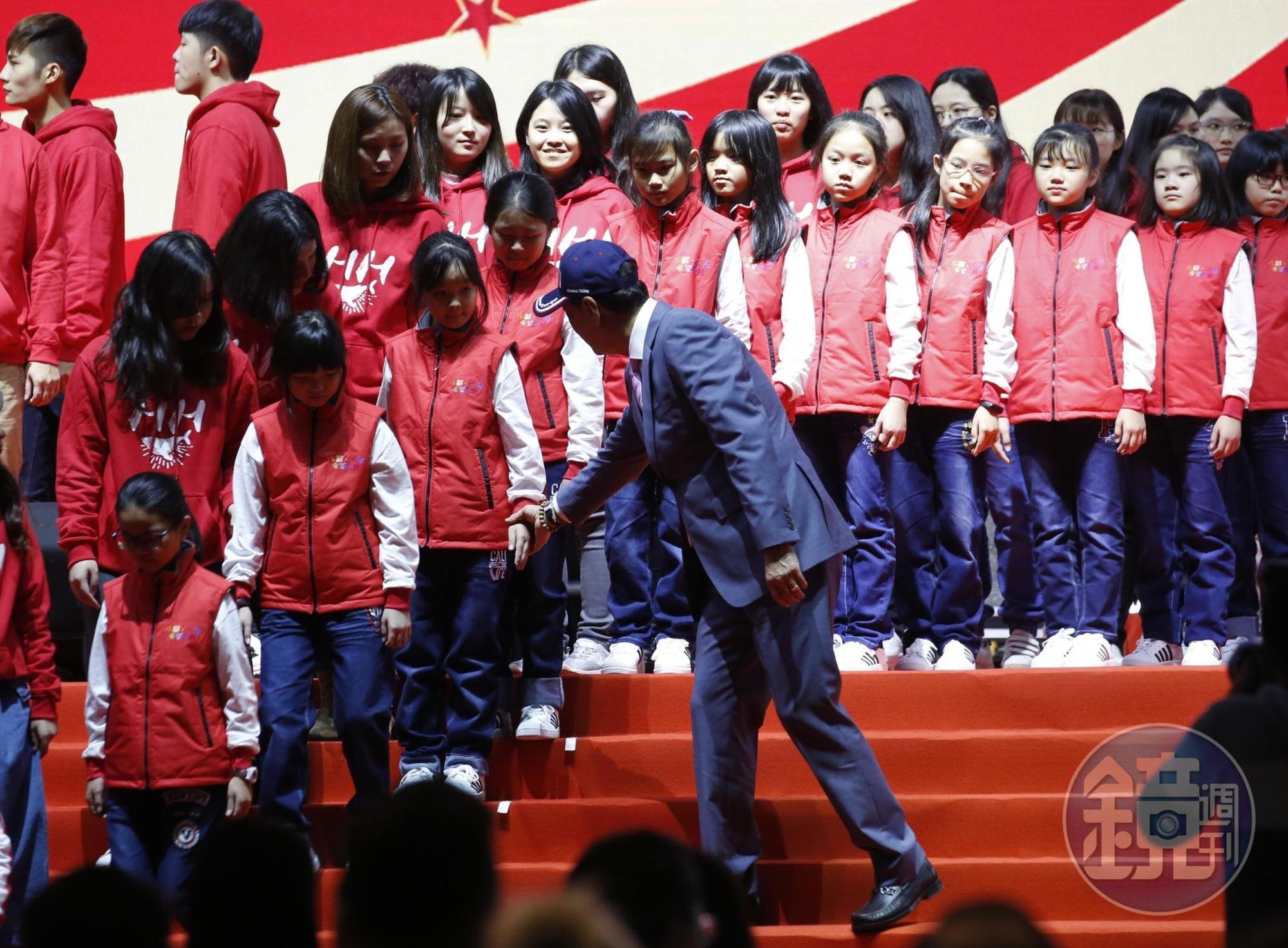 郭台銘宣布,將要把原本的0-3歲公司養的政策,擴大到0-6歲公司養。