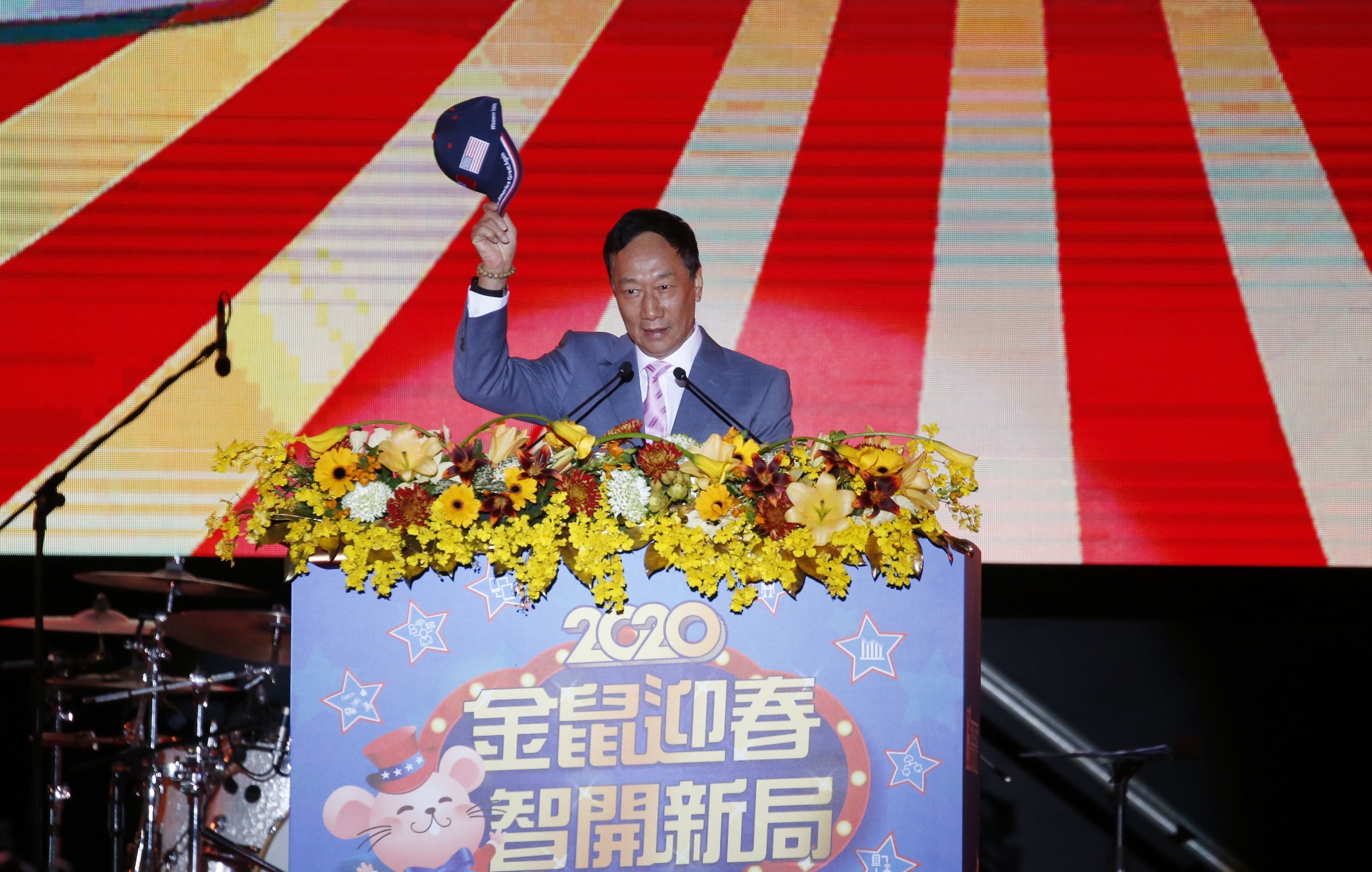 劉揚偉提出三個感謝,感謝創辦人郭台銘45年來堅忍用心,讓鴻海成為台灣之光、世界第一與電子製造龍頭。