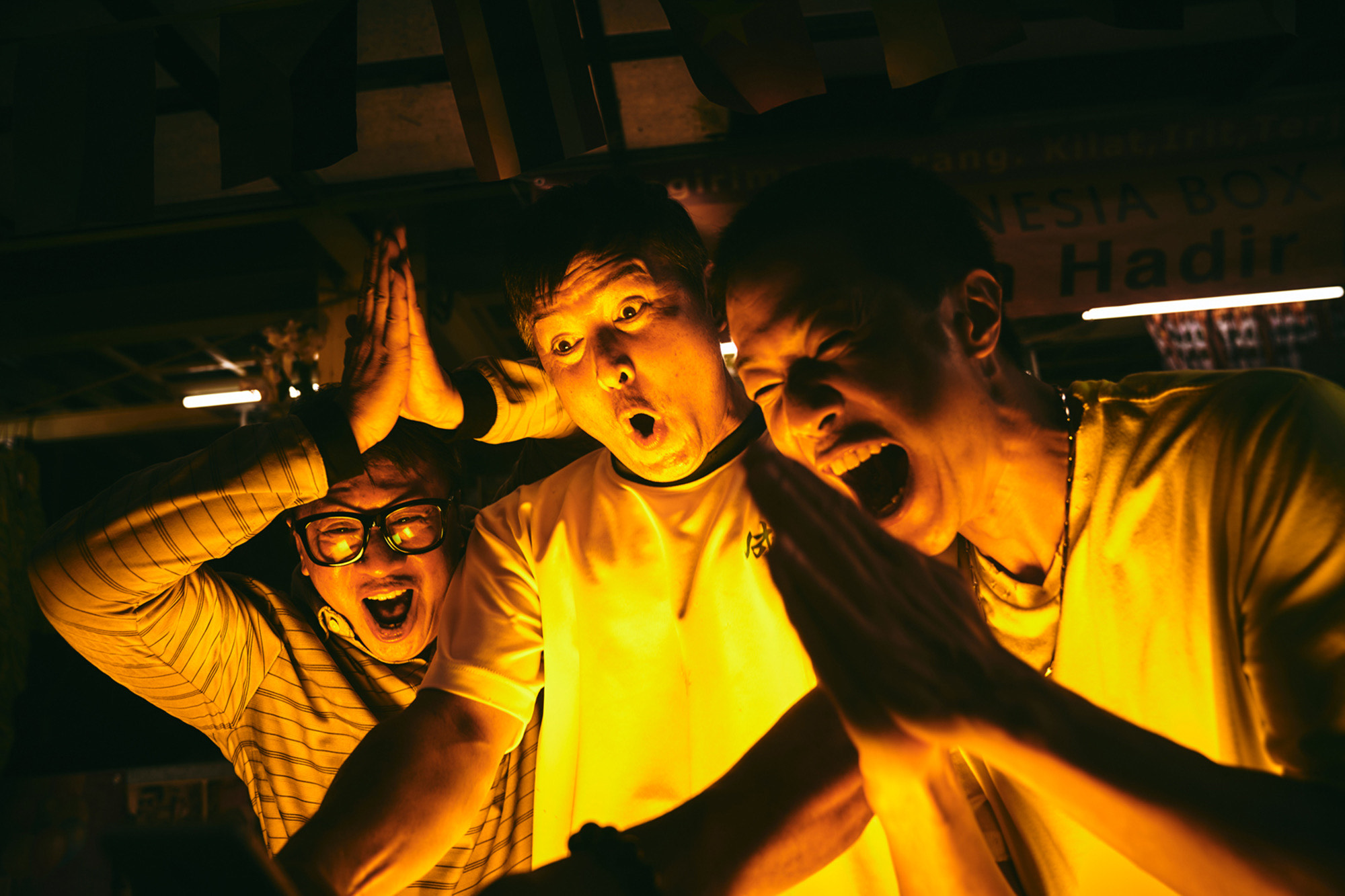 30秒預告中「噗嚨共工地三寶」李銘順、游安順及薛仕凌買樂透、求神拜佛坐擁發財夢等情節。（大慕影藝提供）