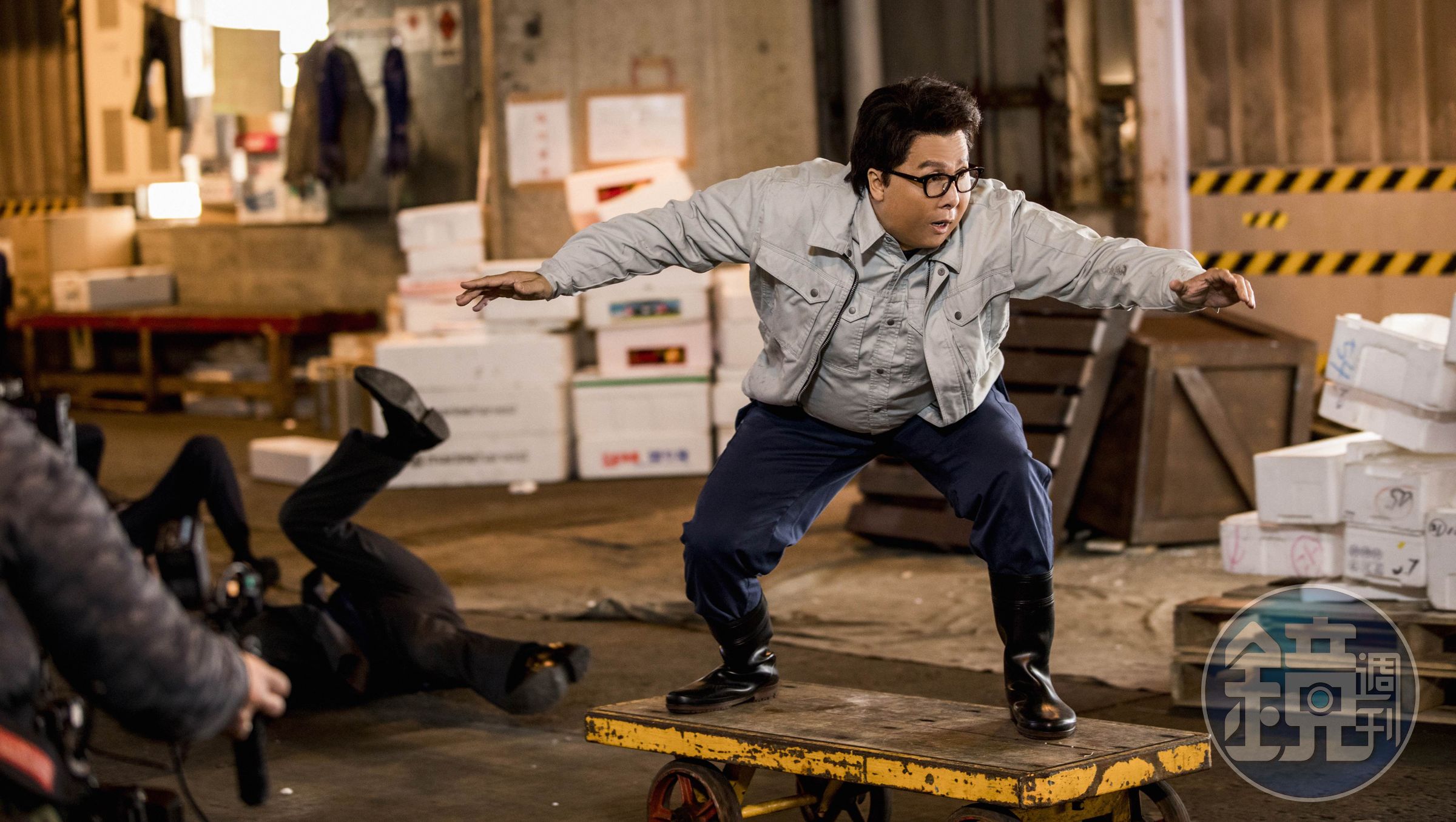 甄子丹在《肥龍過江》大鬧築地魚市，不但以一打多，還上演滑板過人等高難度動作。（華映提供）
