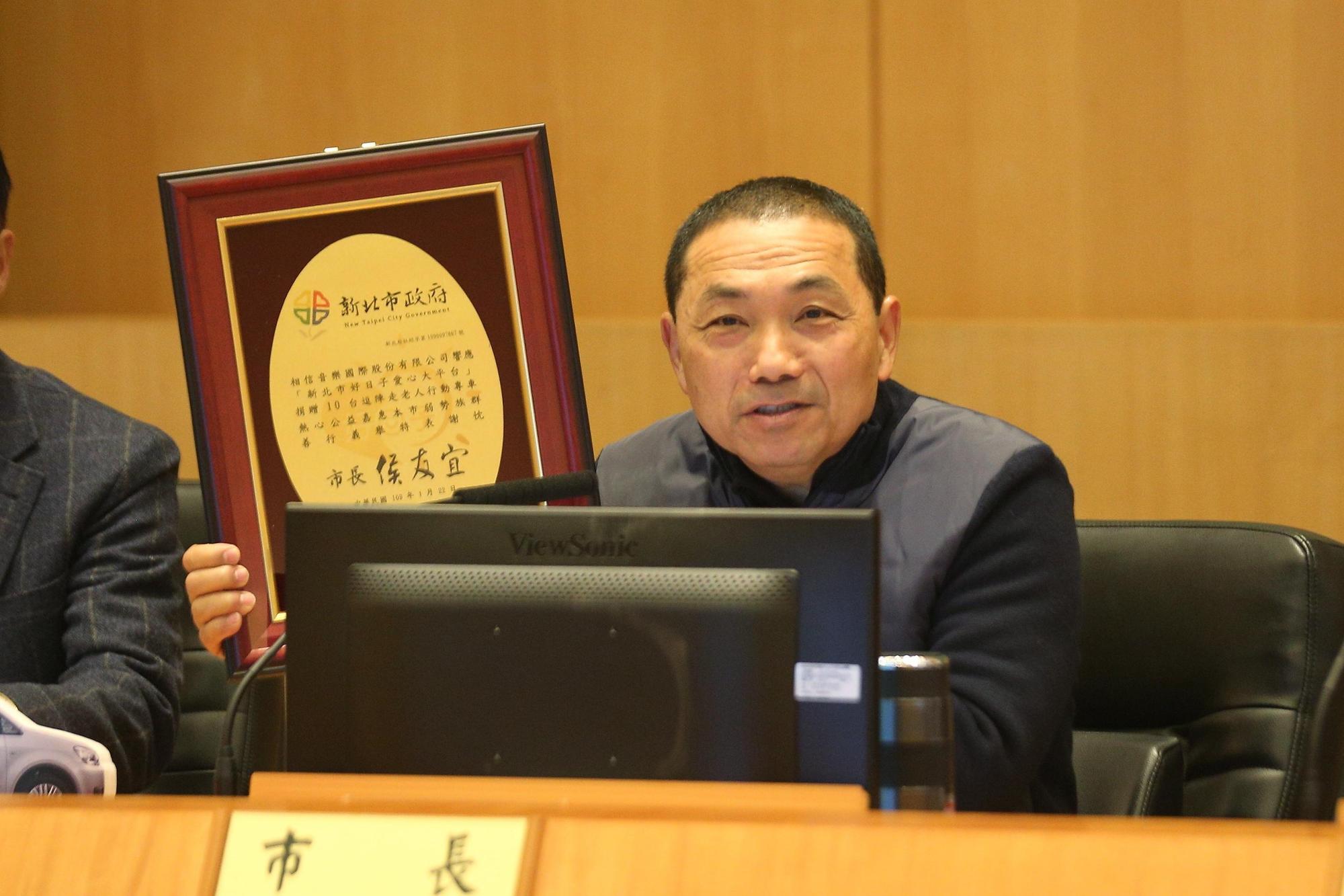 新北市長侯友宜在市政會上對五月天捐10車善行，表達感謝之意。（翻攝畫面）