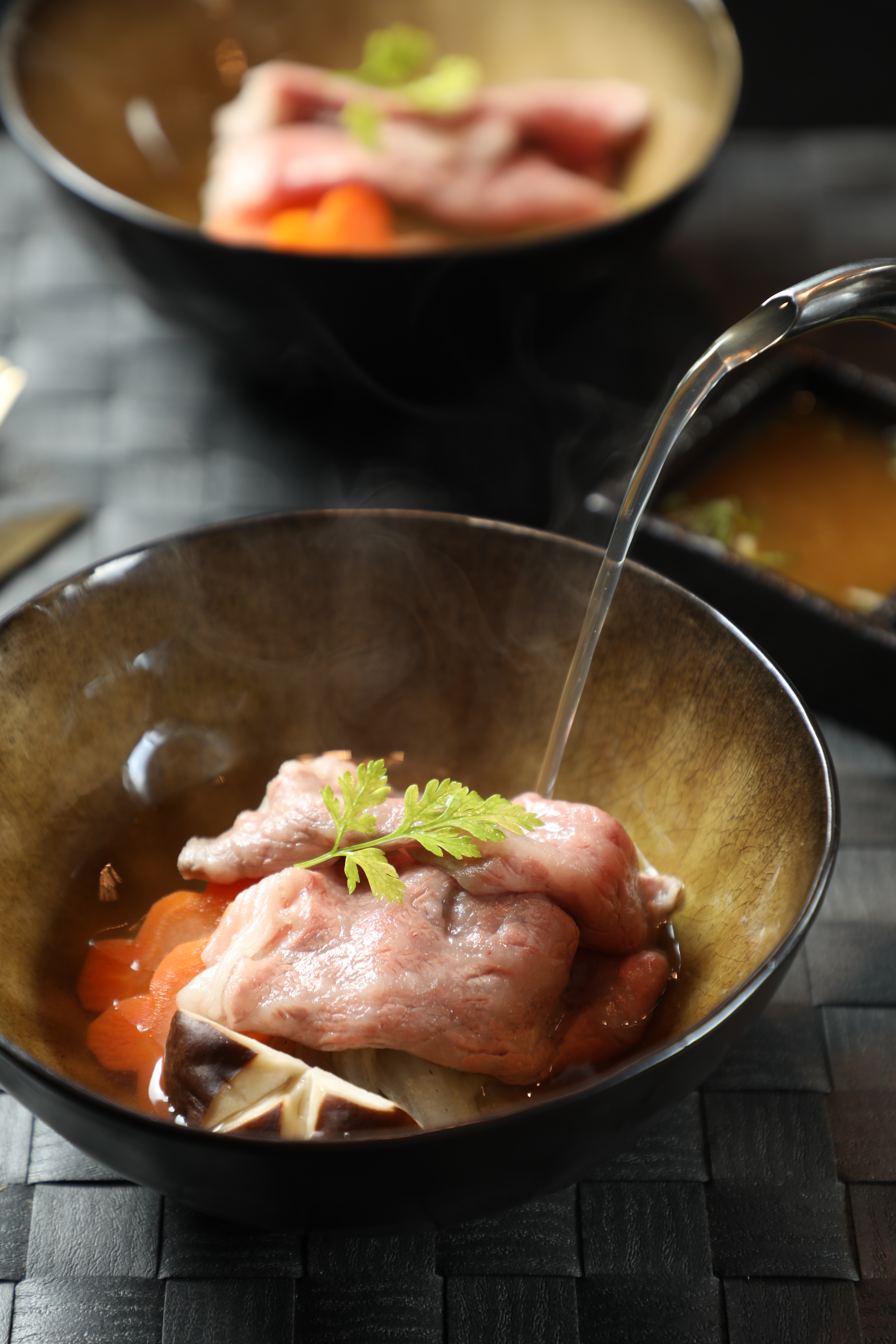「北海道鰹魚湯涮和牛」的和牛薄片在鰹魚高湯裡涮煮，吃的是食材原味。（2,580元起鐵板燒套餐菜色）