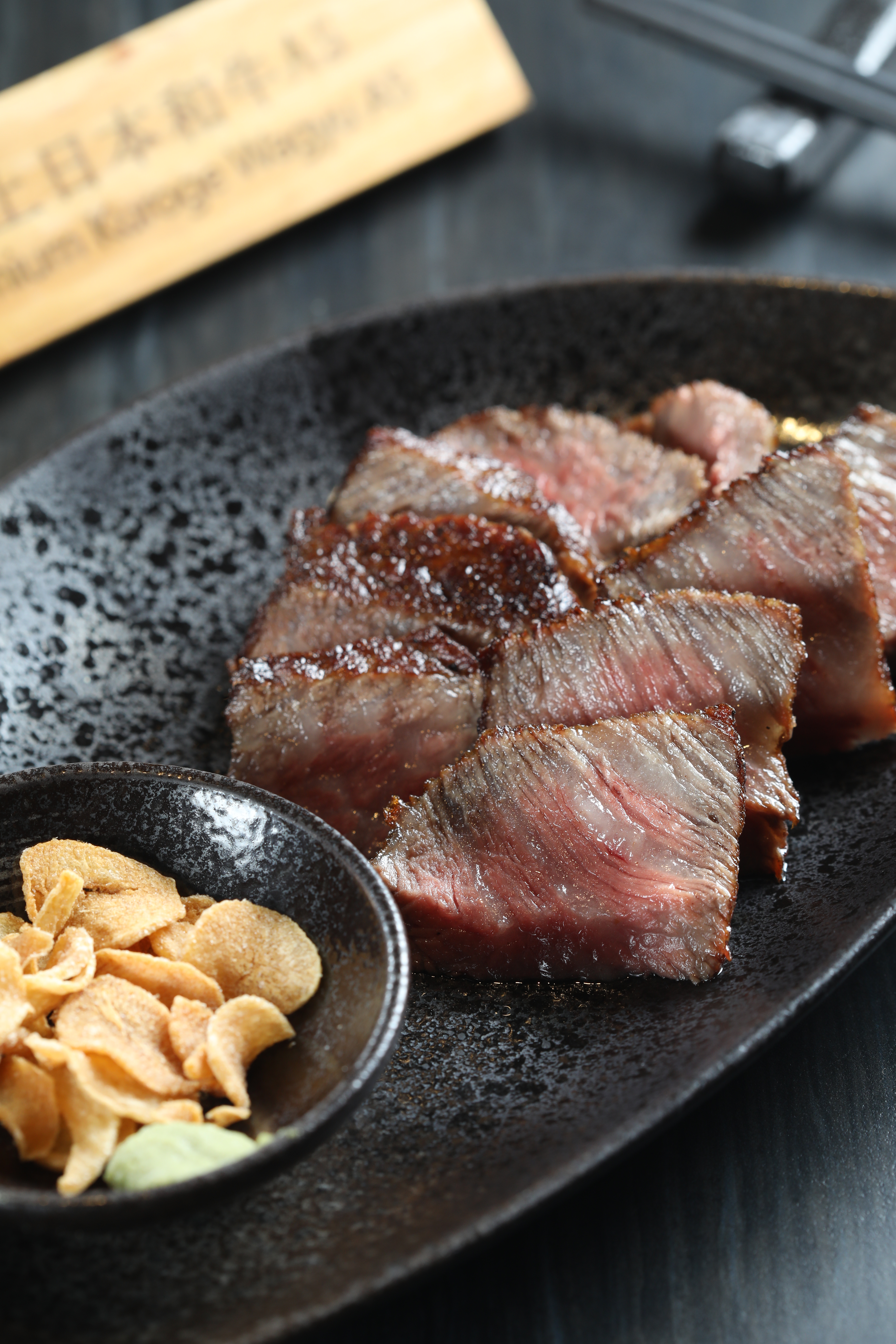 「5公分超厚切和牛牛排」烤至7分熟，內潤外香。（特七牛燒肉雙人套餐5,380元菜色，可單點，以現場秤重1,480元／100g）