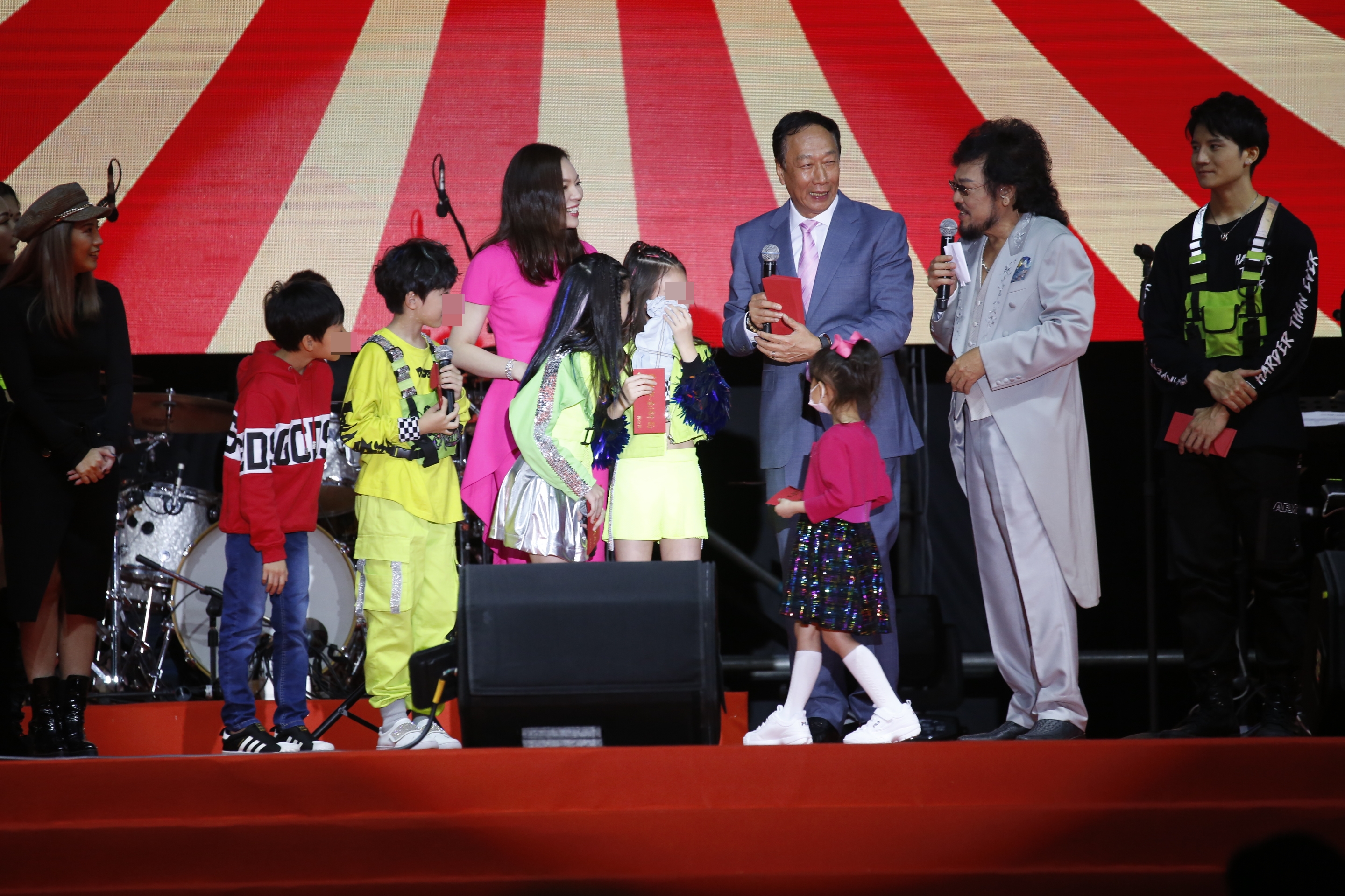 曾馨瑩被問到2024會讓郭董再度出馬參選嗎？她則以：「順其自然來回應」。