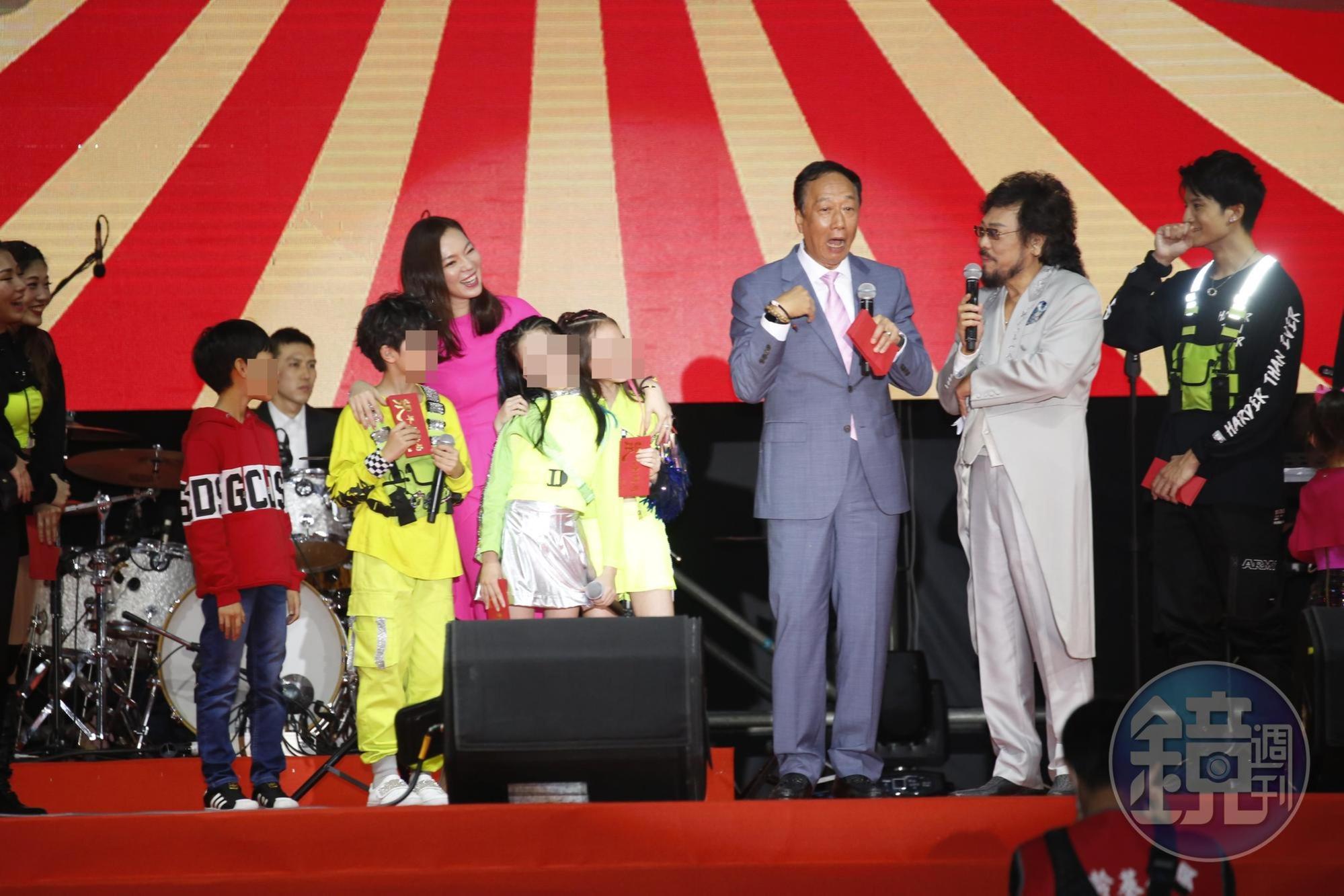 妞妞上台唱跳兩首歌曲,被張菲誇讚長得好、身材好。