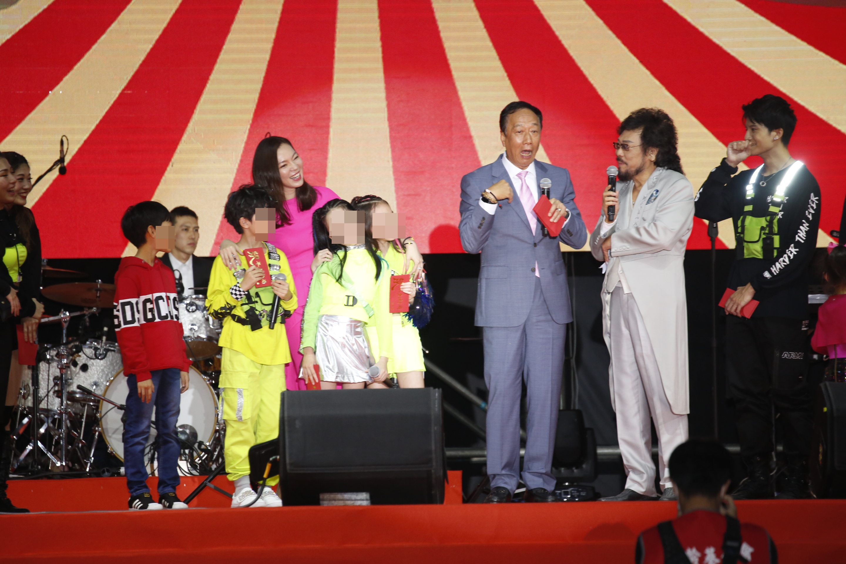 妞妞上台唱跳兩首歌曲，被張菲誇讚長得好、身材好。