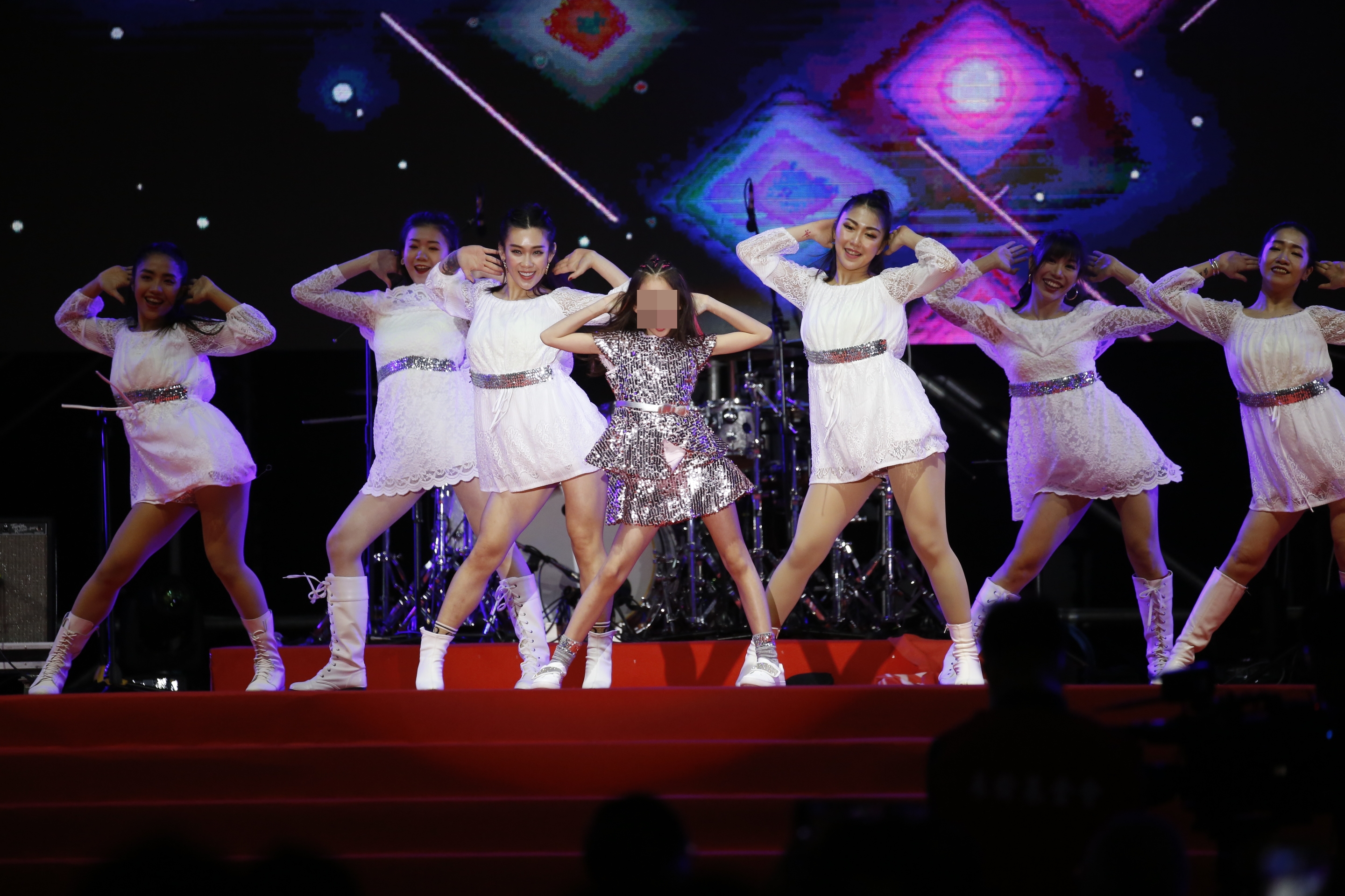 鴻海尾牙下午時，曾馨瑩與10歲女兒妞妞才以神祕嘉賓之姿現身，妞妞上台唱跳了2首歌曲。