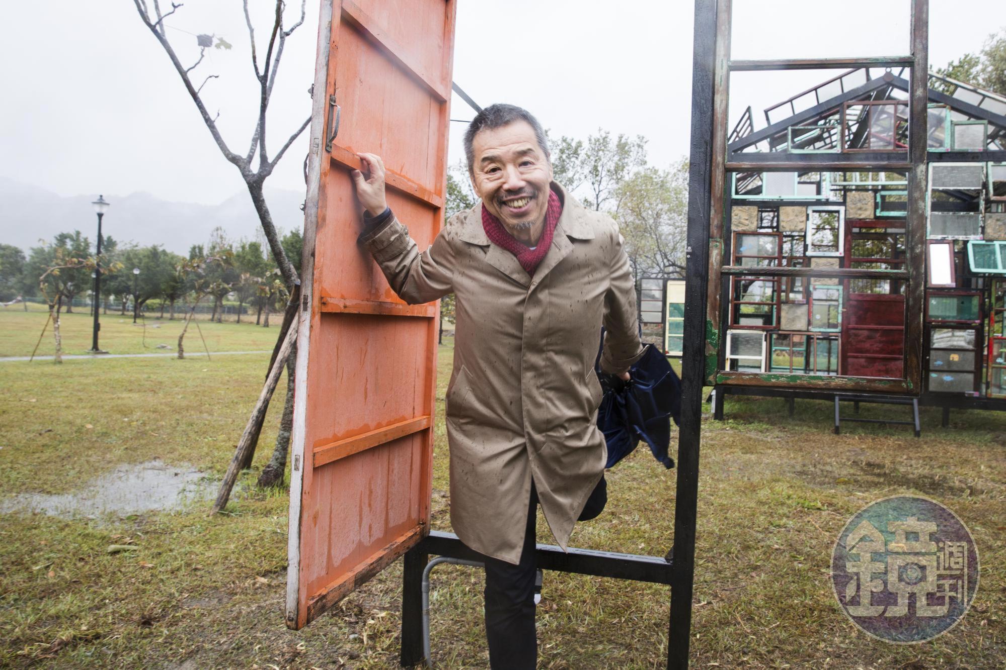 秋元雄史說，在地方辦展覽，必須思考如何和小鎮的歷史人文和自然風景結合。