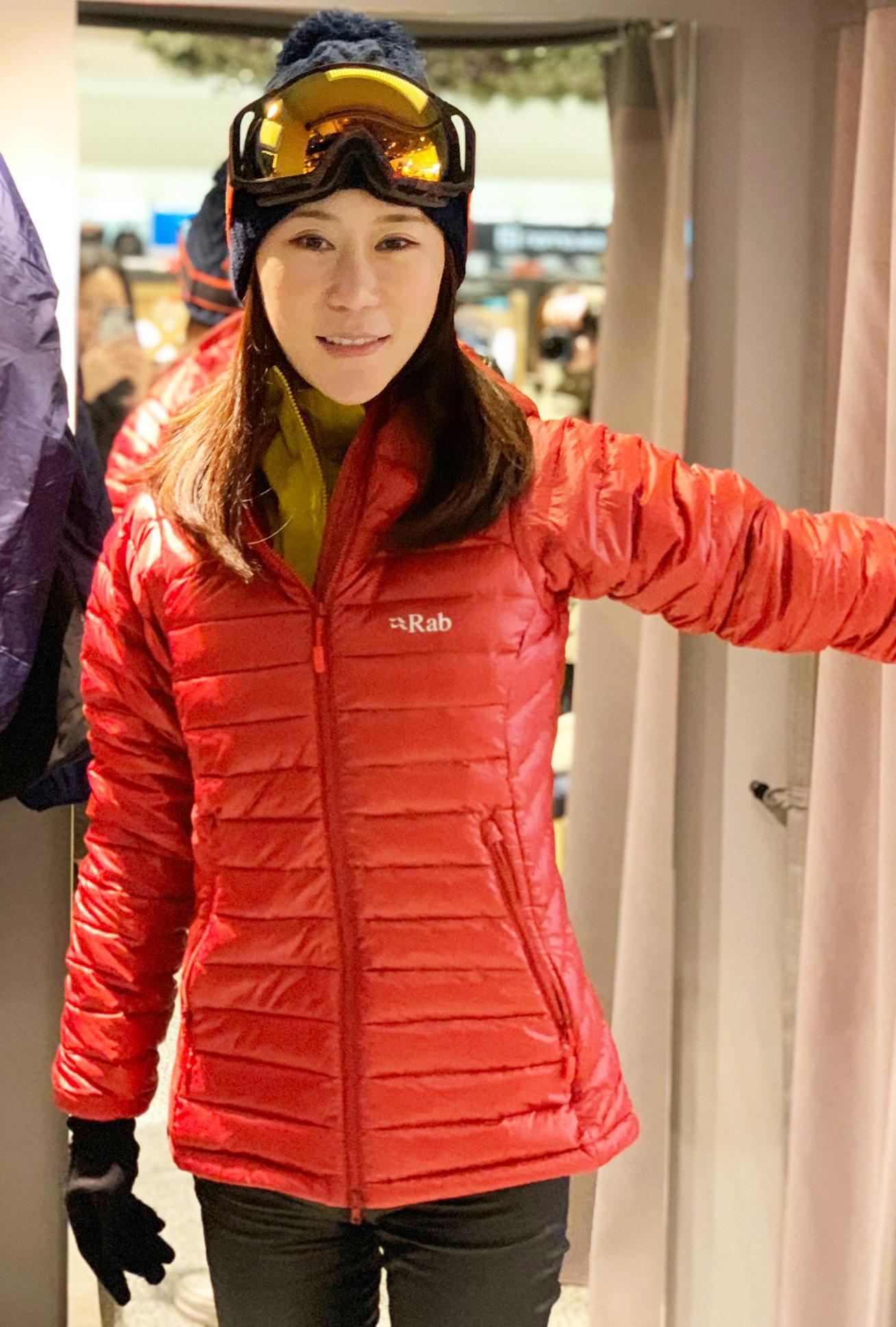 揮別新聞風暴,安晨妤即將帶小孩至歐美滑雪,行前特地到知名歐美品牌店挑選機能性外套。(芸演藝提供)