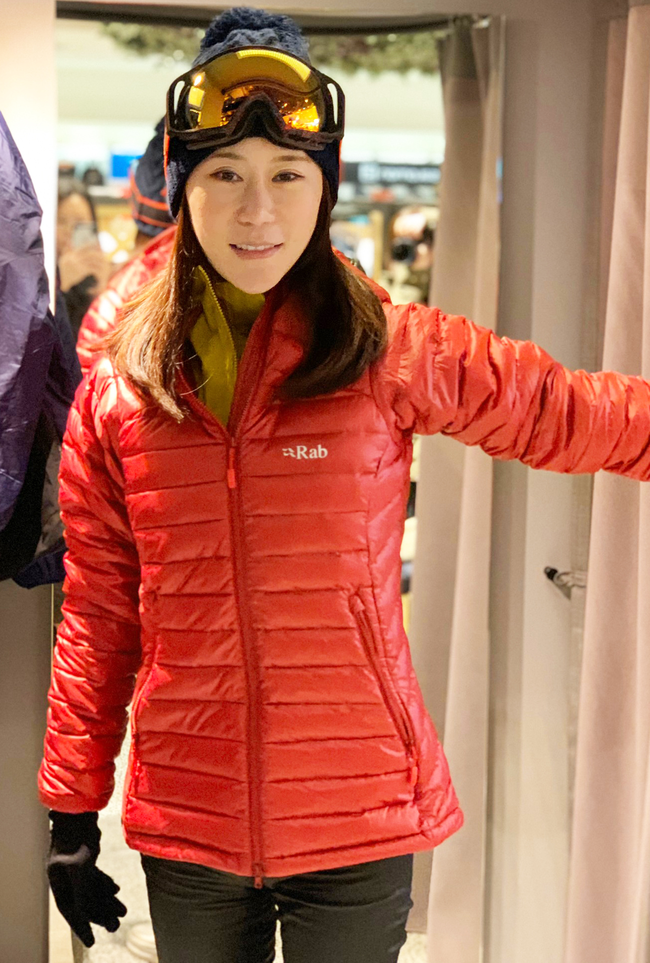 揮別新聞風暴，安晨妤即將帶小孩至歐美滑雪，行前特地到知名歐美品牌店挑選機能性外套。（芸演藝提供）