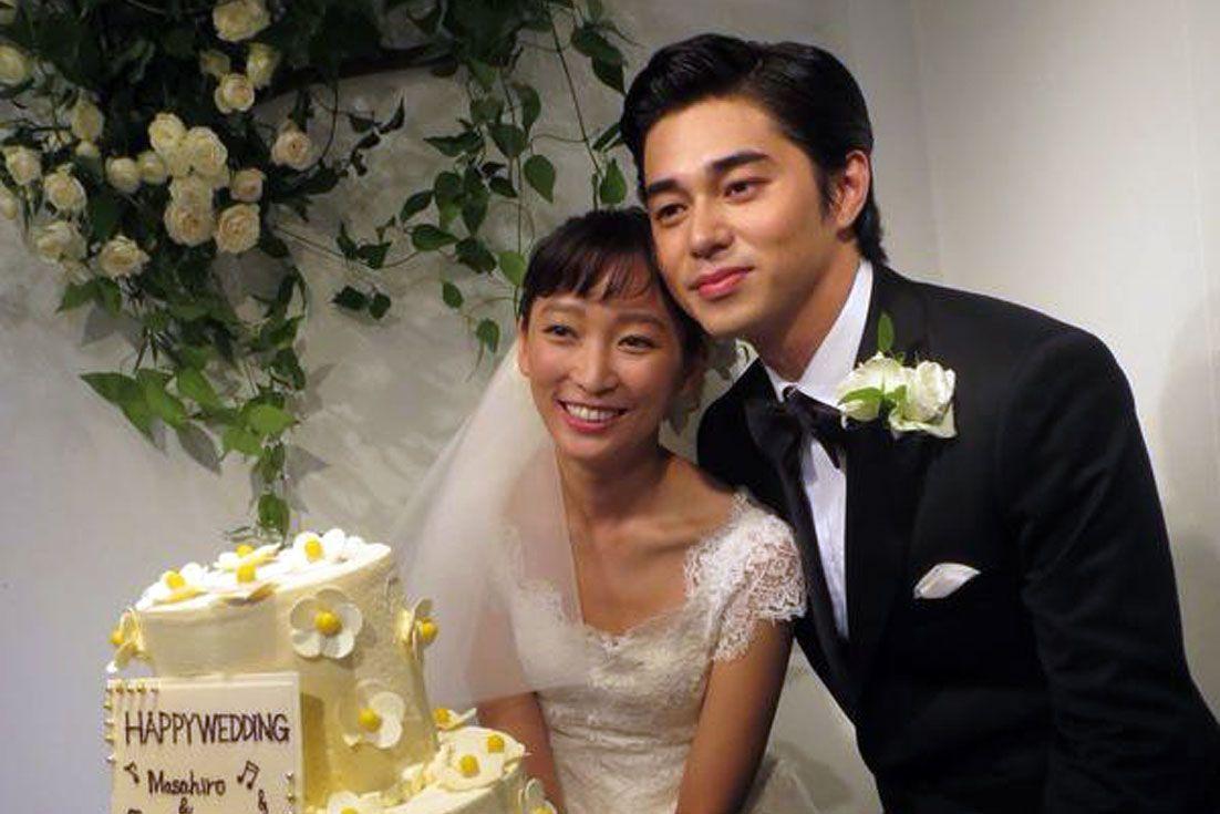 渡邊杏與東出昌大於2015年元旦正式登記結婚,僅僅5年的婚姻,即因男方外遇告吹。(翻攝自週刊文春Twitter)