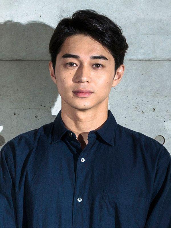 東出昌大身高188公分,是日本演藝圈少見的高個子男星。(翻攝自週刊文春Twitter)