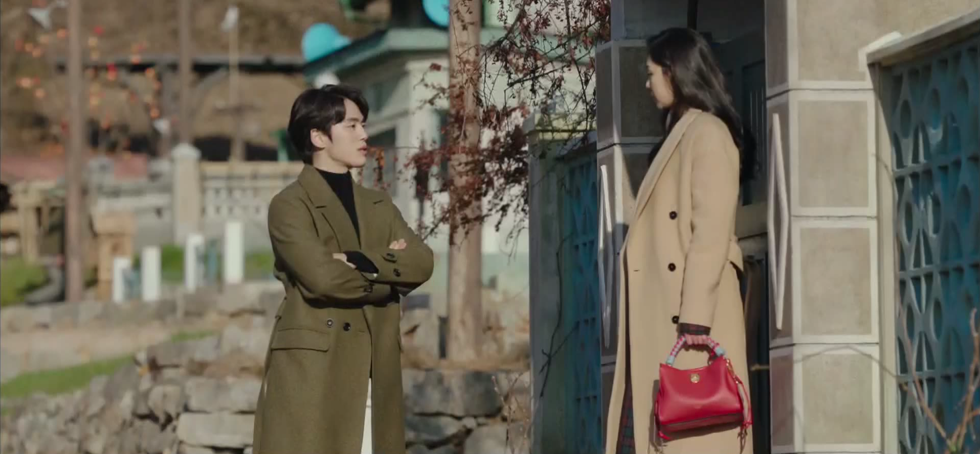 徐智慧（右）與金正炫（左） 在《愛的迫降》中交談時，她手中即是Mulberry Iris包款。