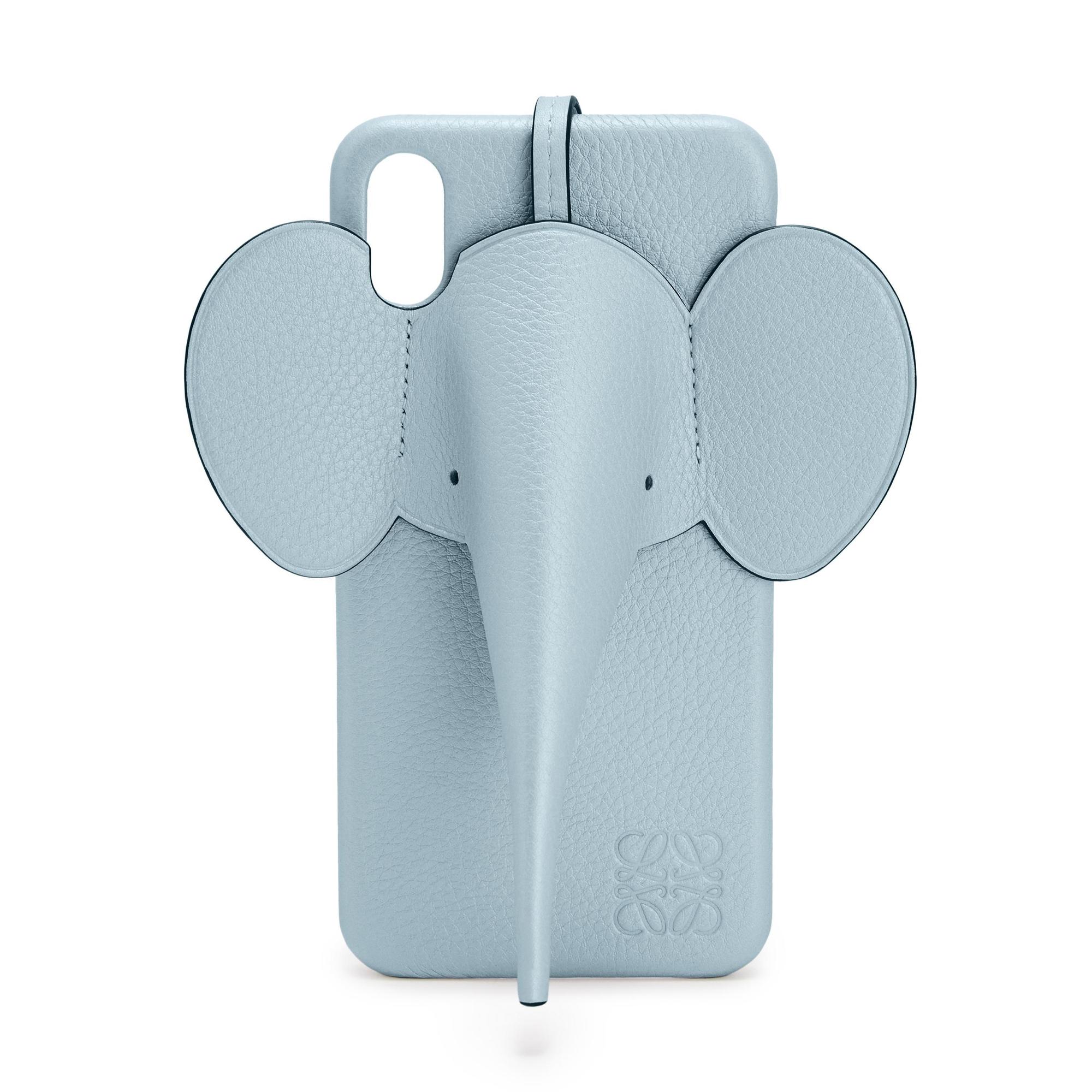 Elephant珍珠光澤粉藍色小牛皮手機殼吊飾。NT$16,000（LOEWE提供）
