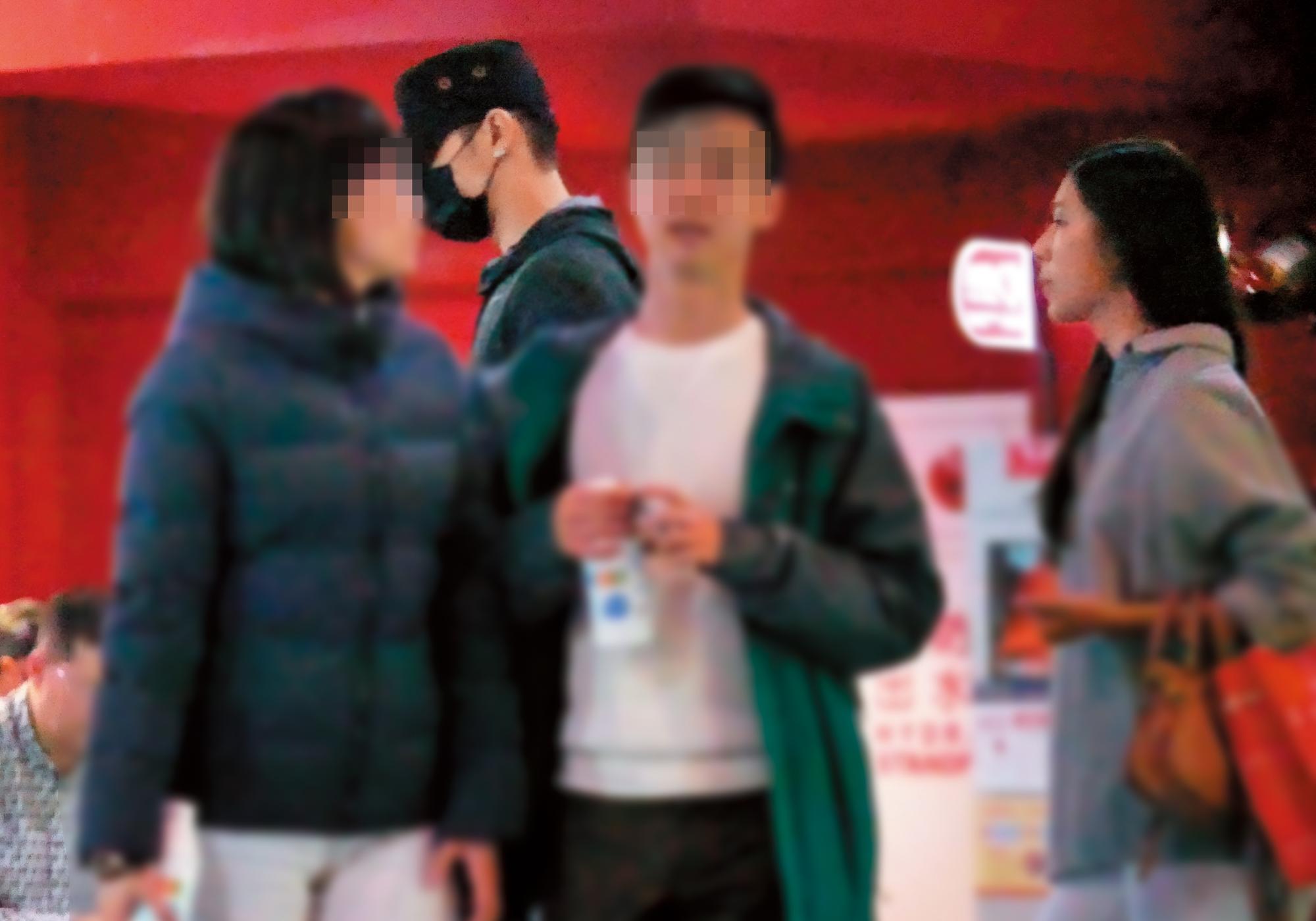  2017年4月23日21：16，一位身型高挑的女子與辰亦儒會合，兩人一前一後上演互不認識的戲碼。圖為資料照。