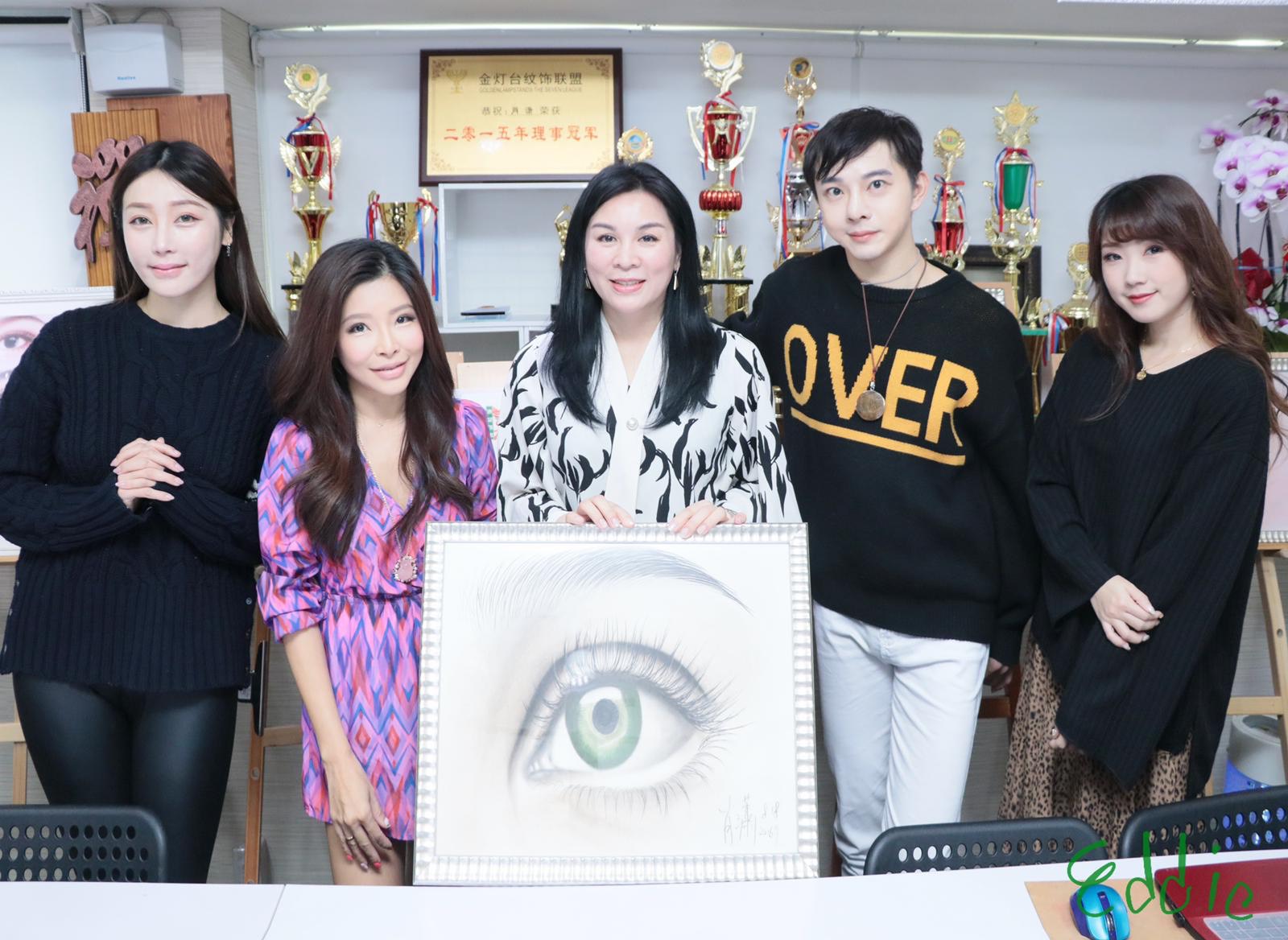 愛美的李愛綺（左2）於過年前與好友約知名紋繡師肖瀟（中）討教紋眉開運法。（陳孝志提供）