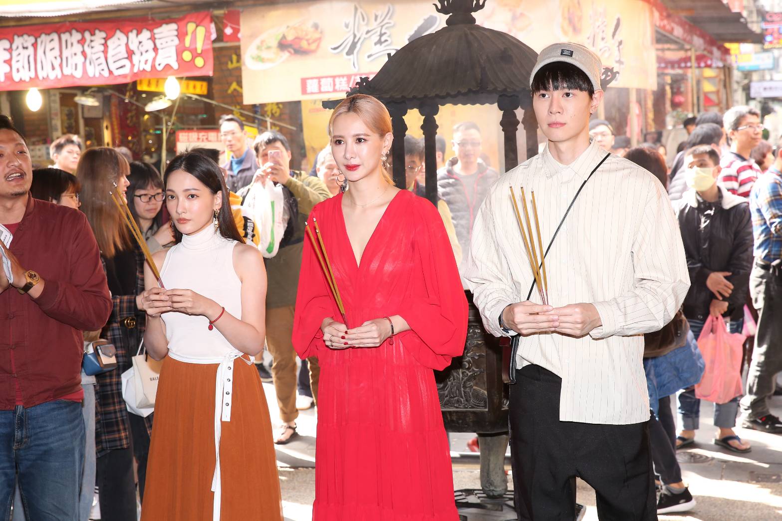 安心亞（中）、林映唯（左）、吳珝陽一同至台北霞海城隍廟拜月老祈求收視長紅，新年求得好人緣。