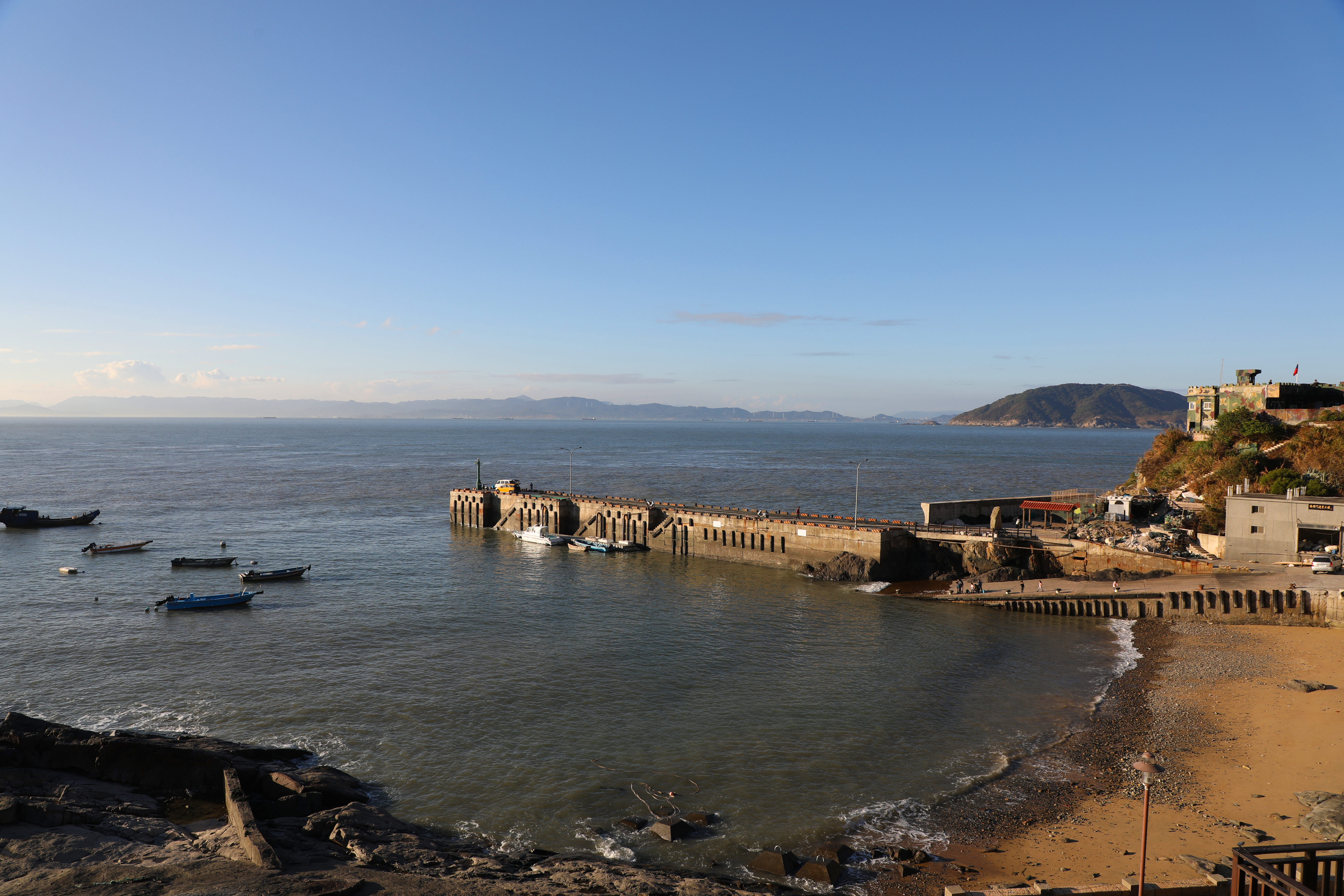 馬祖的海與碉堡。