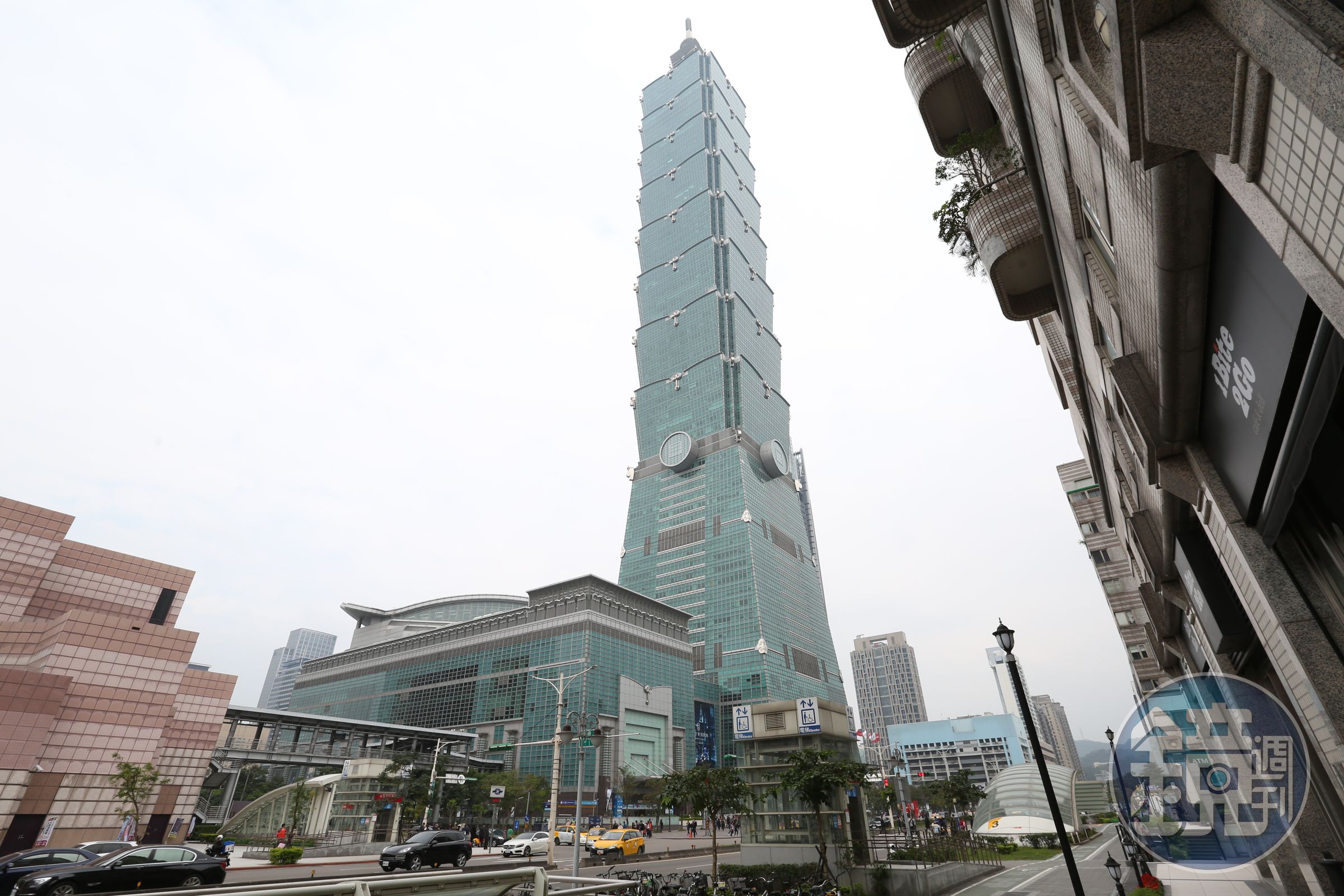 台北101的精品專櫃傳出禁止員工戴口罩。
