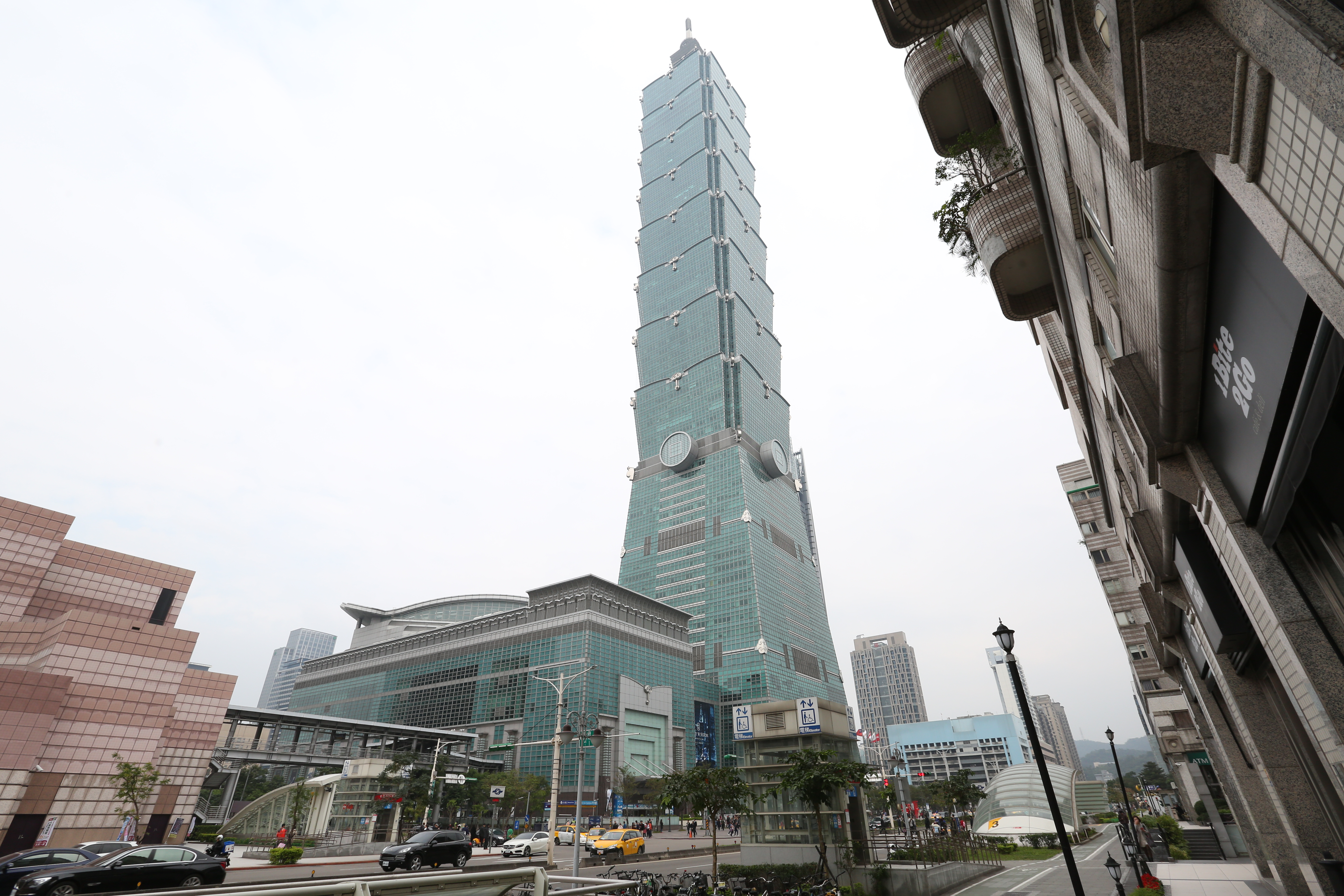 台北101的精品專櫃傳出禁止員工戴口罩。