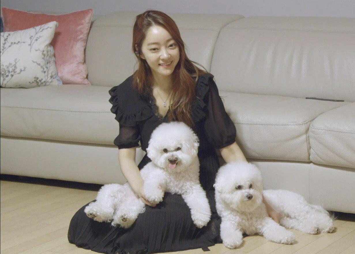 徐孝琳與愛犬們合照。（中天電視提供）