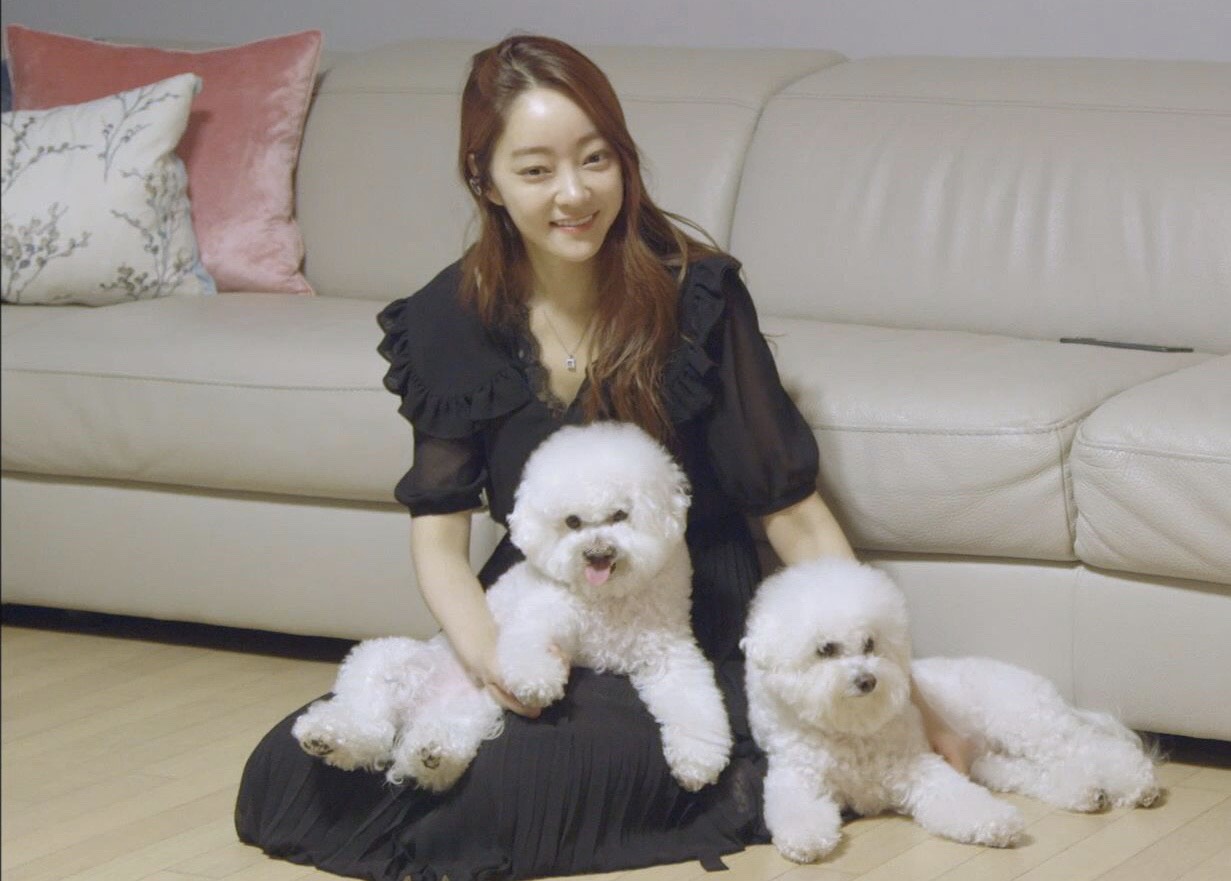 徐孝琳與愛犬們合照。（中天電視提供）