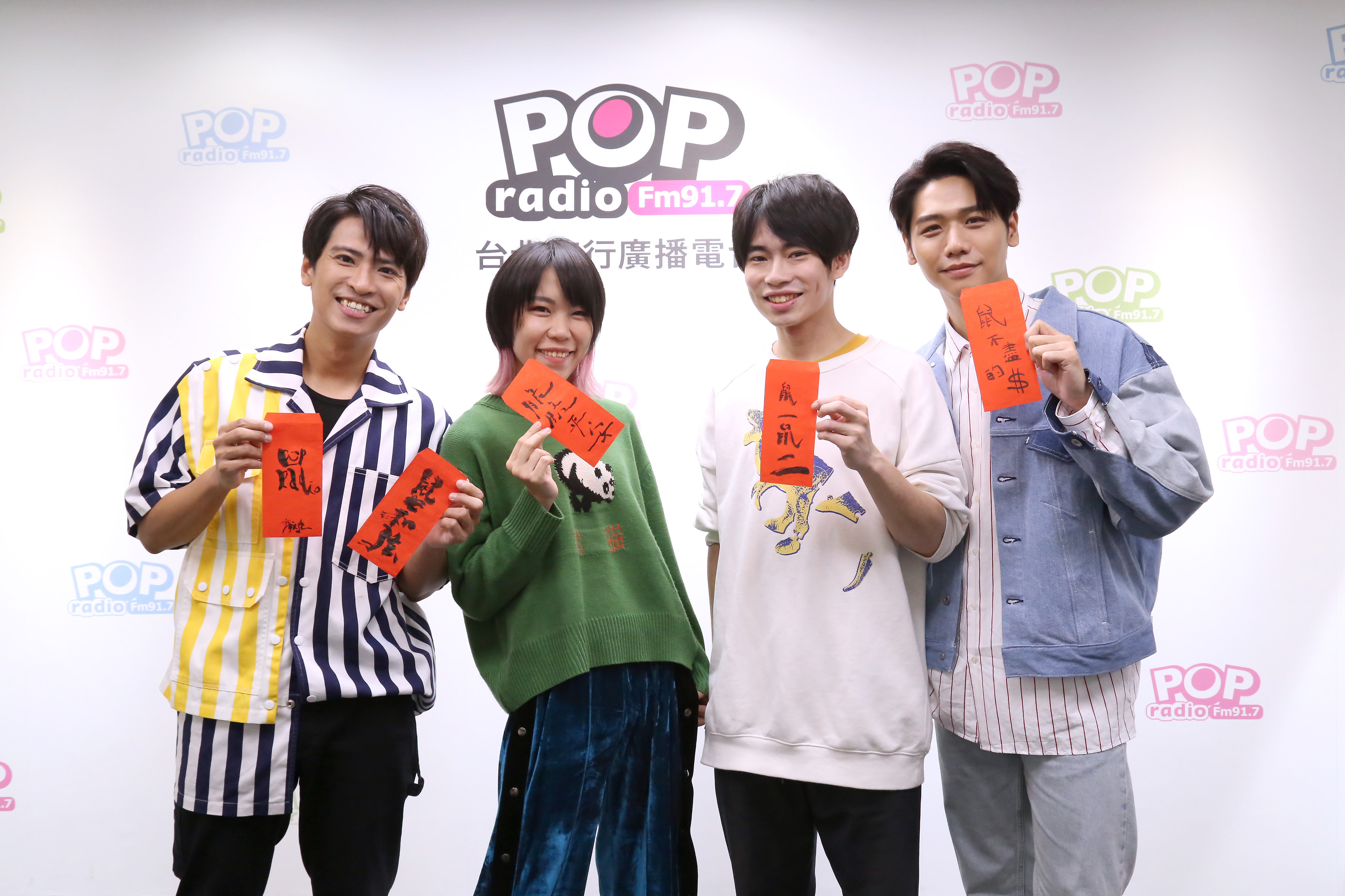 蔡旻佑（右一）揪廖文強（左右）、脆樂團手寫鼠年紅包。（POP Radio提供）