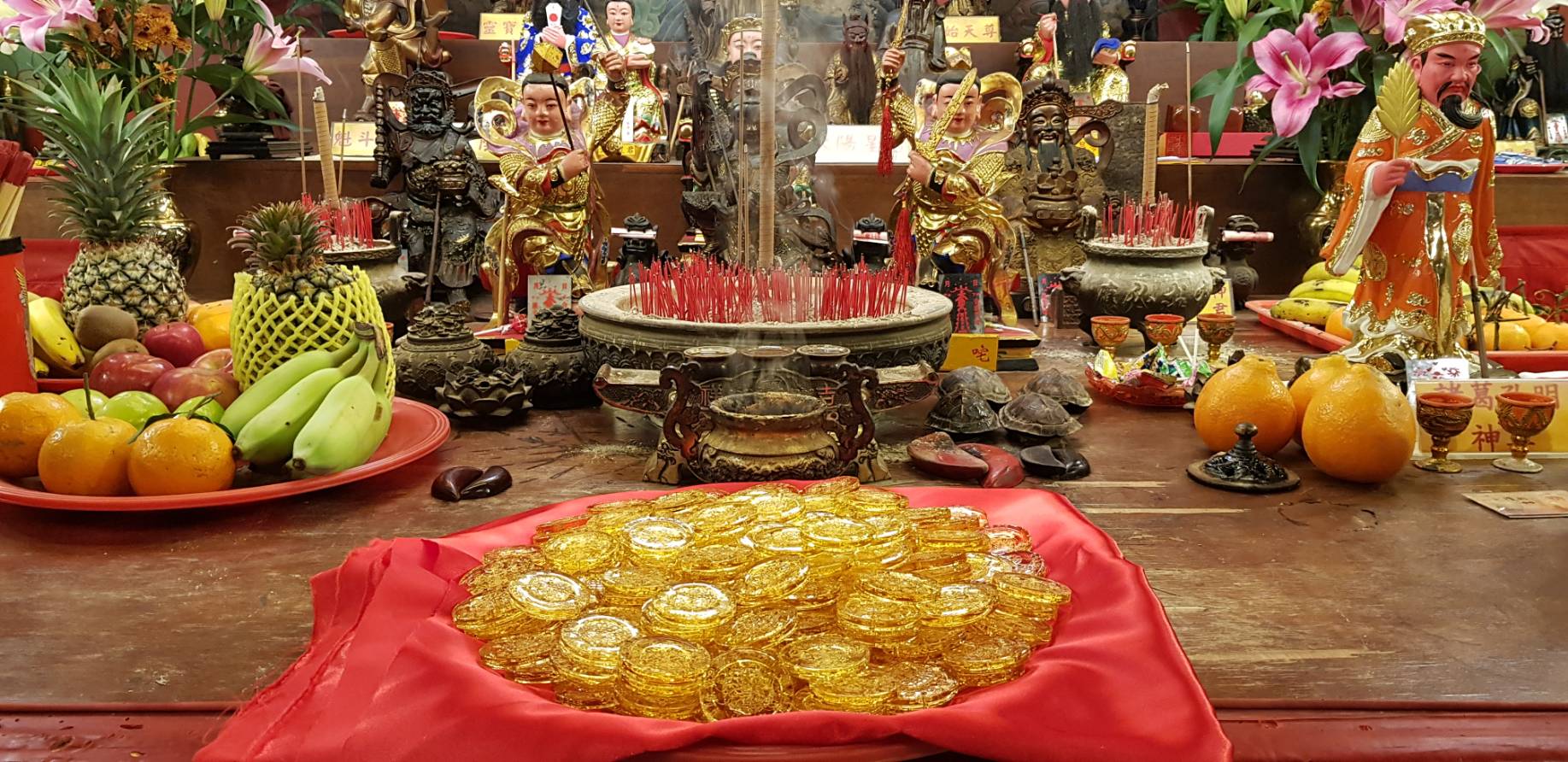 姜太公道場推出新版魚幣錢母，由眾神明加持。（姜太公道場提供）