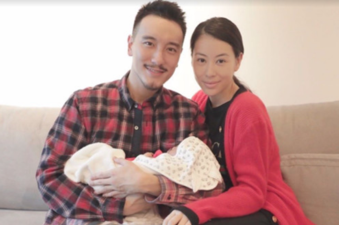 王陽明在大年初一曬出一家三口同框照拜年。（翻攝自王陽明IG)