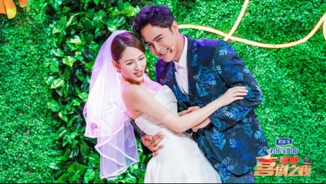 明道登上央視《新春喜劇之夜》節目，與老友陳喬恩演出喜劇小品，再現《王子變青蛙》CP默契。（翻攝明道工作室微博）