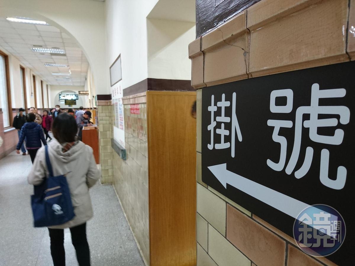 民眾就醫時只要插入健保IC卡，即可比對當事人在14天內是否曾由武漢返台，協助醫療院所掌握病人動向。（本刊資料照）