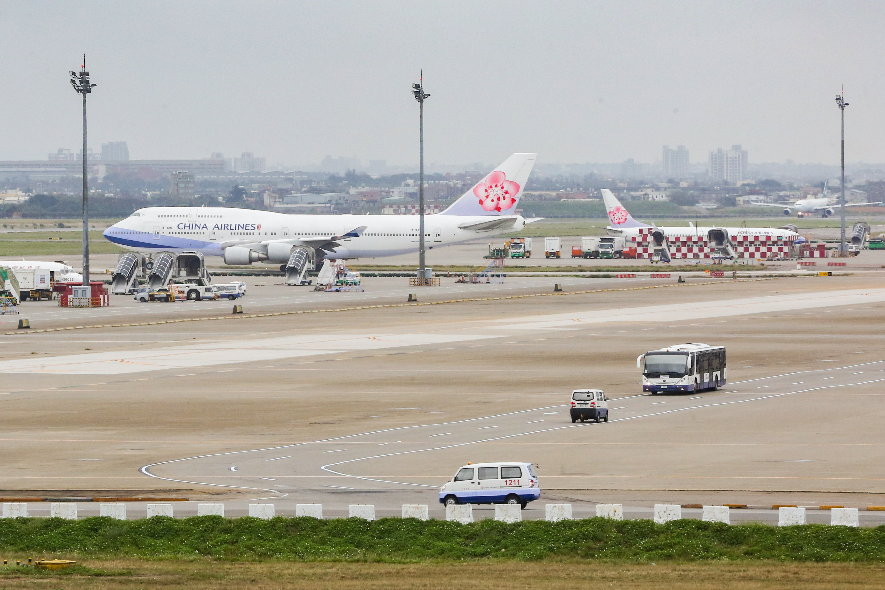 為因應新型冠狀病毒疫情，華航明（28日）起調整兩岸及港澳航線機上餐飲及用品服務內容，全艙等均採「無熱餐」服務。