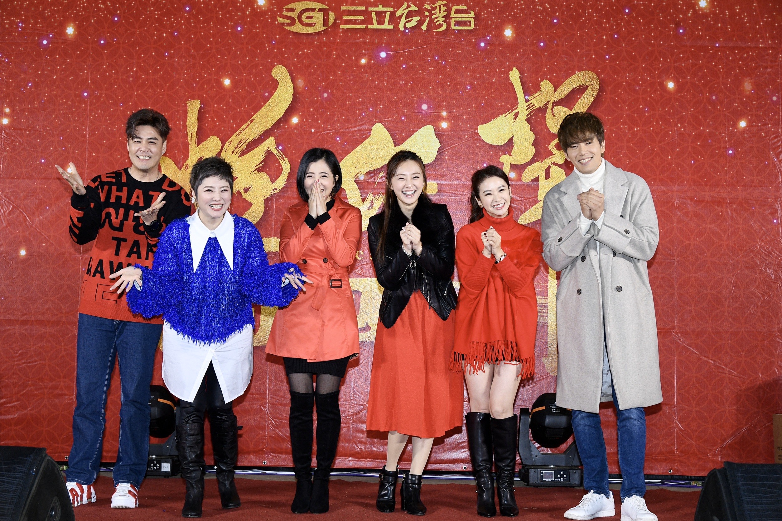 陳小菁(右2)、劉沛緹(左2)、李亮瑾(左3)、璟宣(右3)難得開金嗓,劉至翰(左1)與余秉諺(右1)則當綠葉在旁邊伴舞。(三立提供)