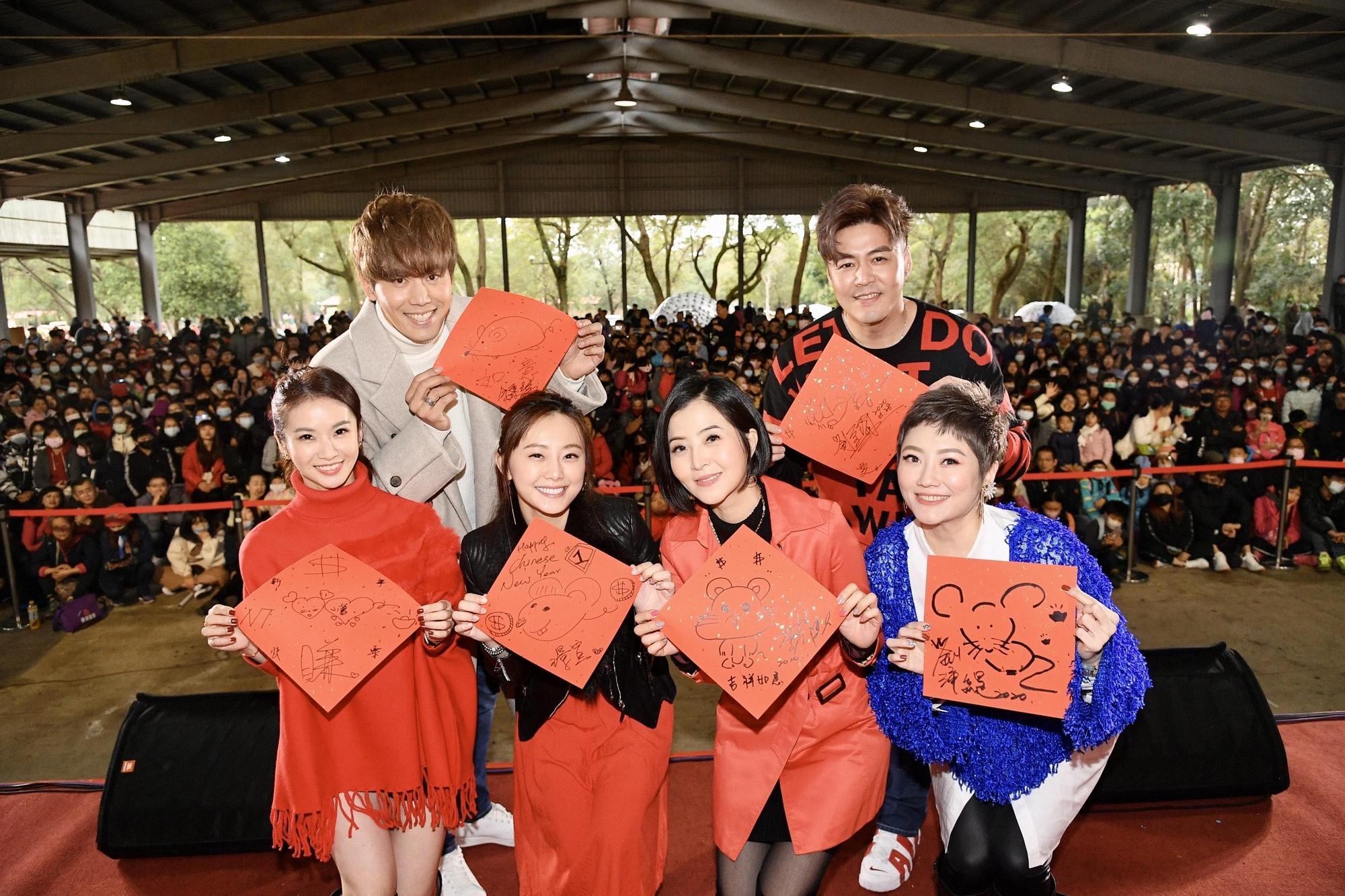 《炮仔聲》演員陳小菁（左前1） 、劉沛緹（右前1）、李亮瑾（右前2）、璟宣（左前2）、余秉諺（左後） 、劉至翰（右後）等齊赴埔心牧場走春。（三立提供）
