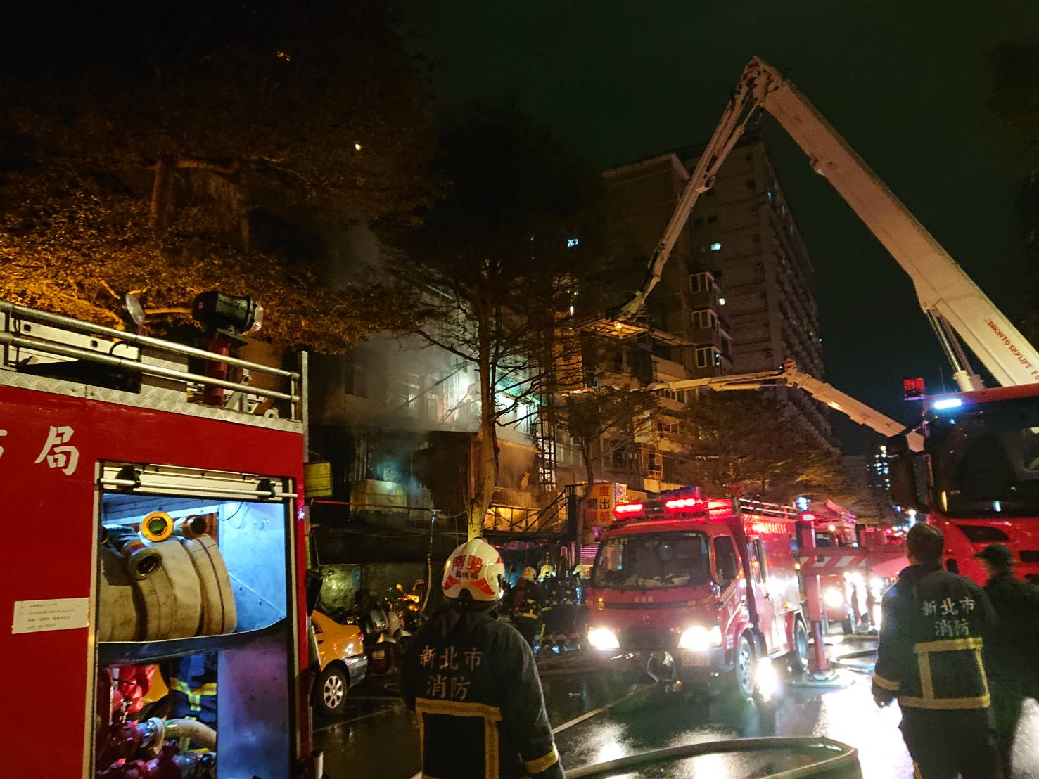 消防局出動大批人員及兩部雲梯車趕往現場灌救。（翻攝畫面）