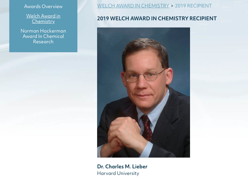 哈佛化學生物系系主任Charles M. Lieber在麻州劍橋市自己的研究室裡，被FBI幹員上銬帶走。（翻攝自哈佛網站）