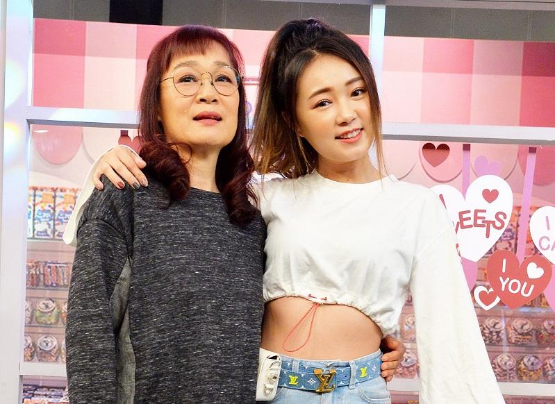 衛視中文台《請問你是哪裡人》邀請詹子晴、詹媽媽母女檔上節目相互控訴出國旅遊的地雷行為。(衛視提供)