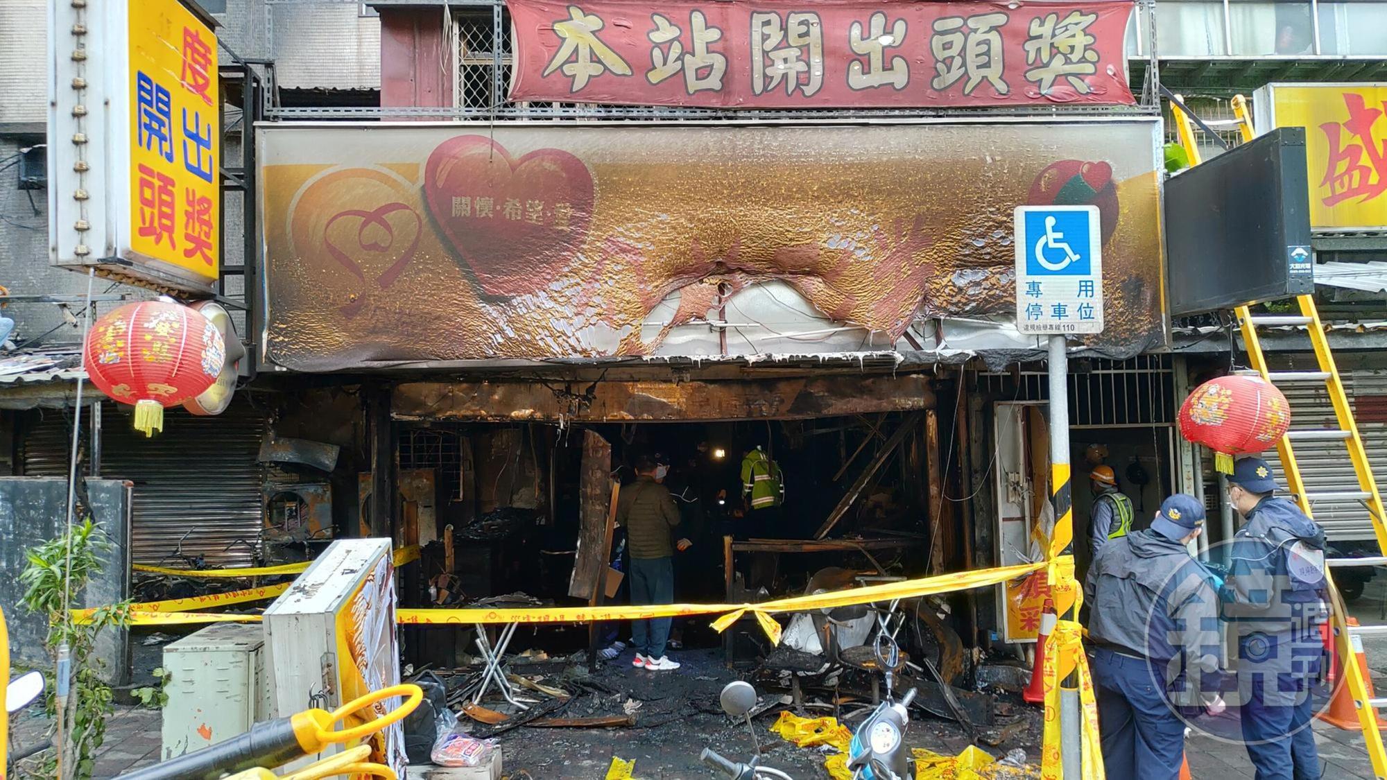 警、消鑑識人員今日重回新店中興路遭縱火彩券行，進行現場採證。