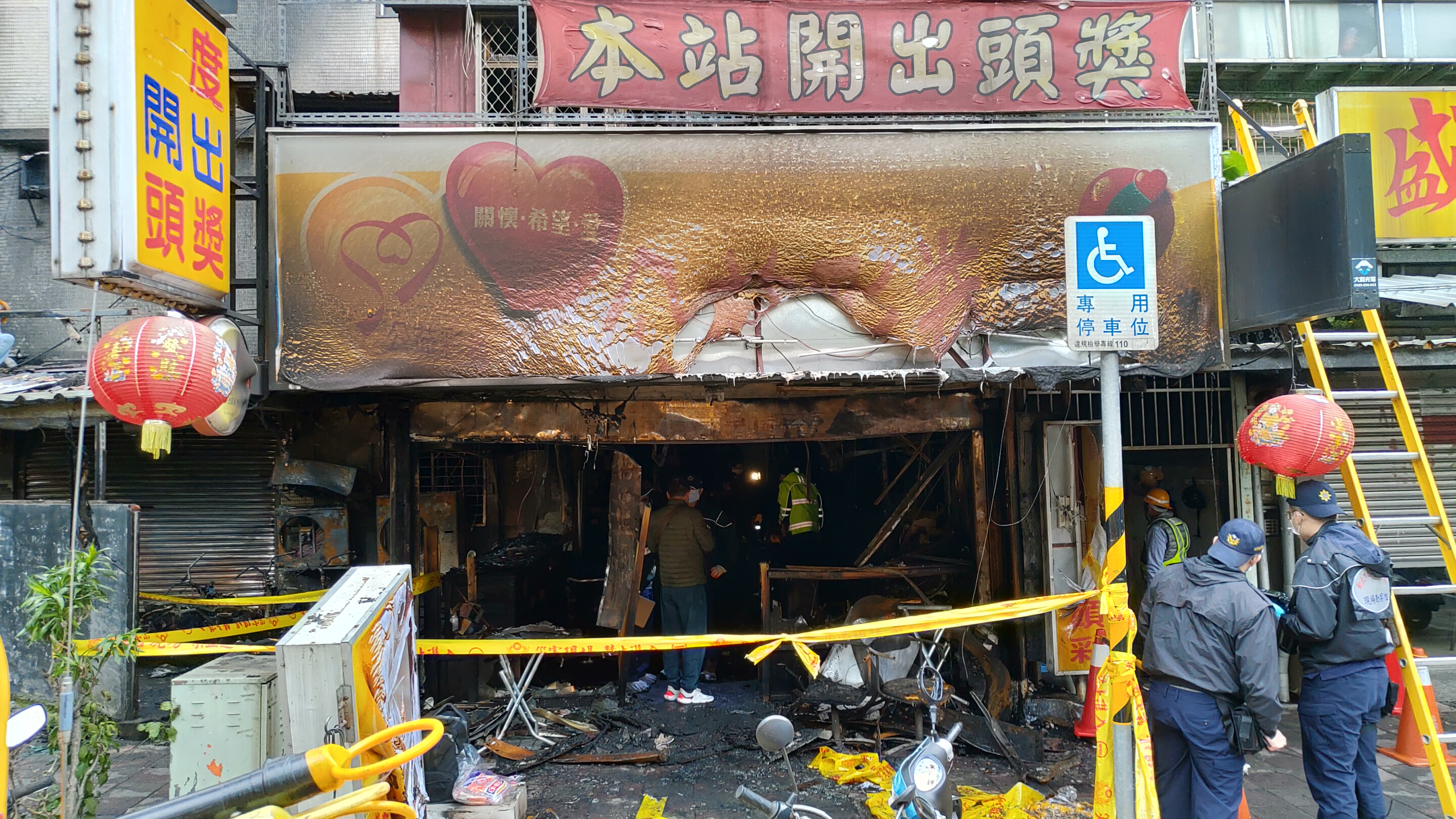 警、消鑑識人員今日重回新店中興路遭縱火彩券行，進行現場採證。