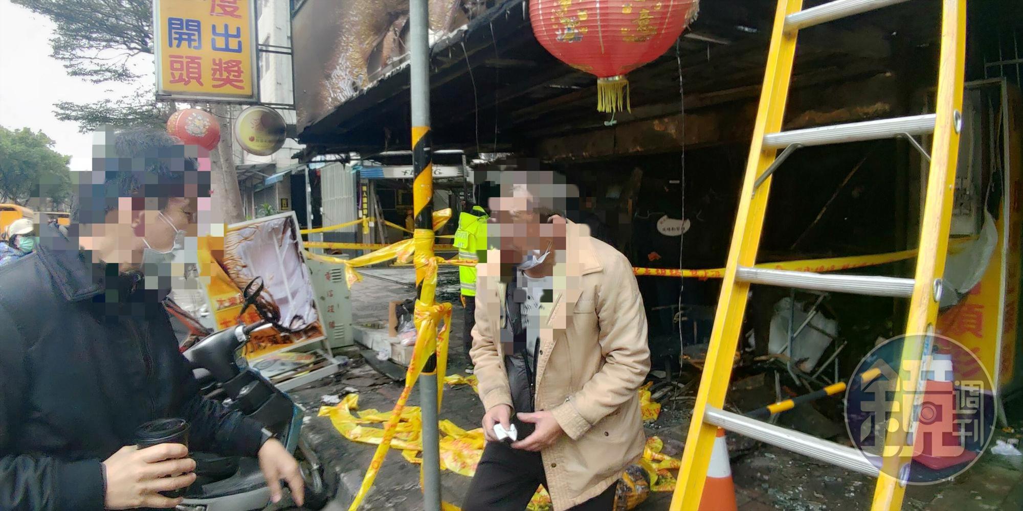 林老闆今日上午由親友陪同，回到被兒火子縱火現場，協助警方指認。