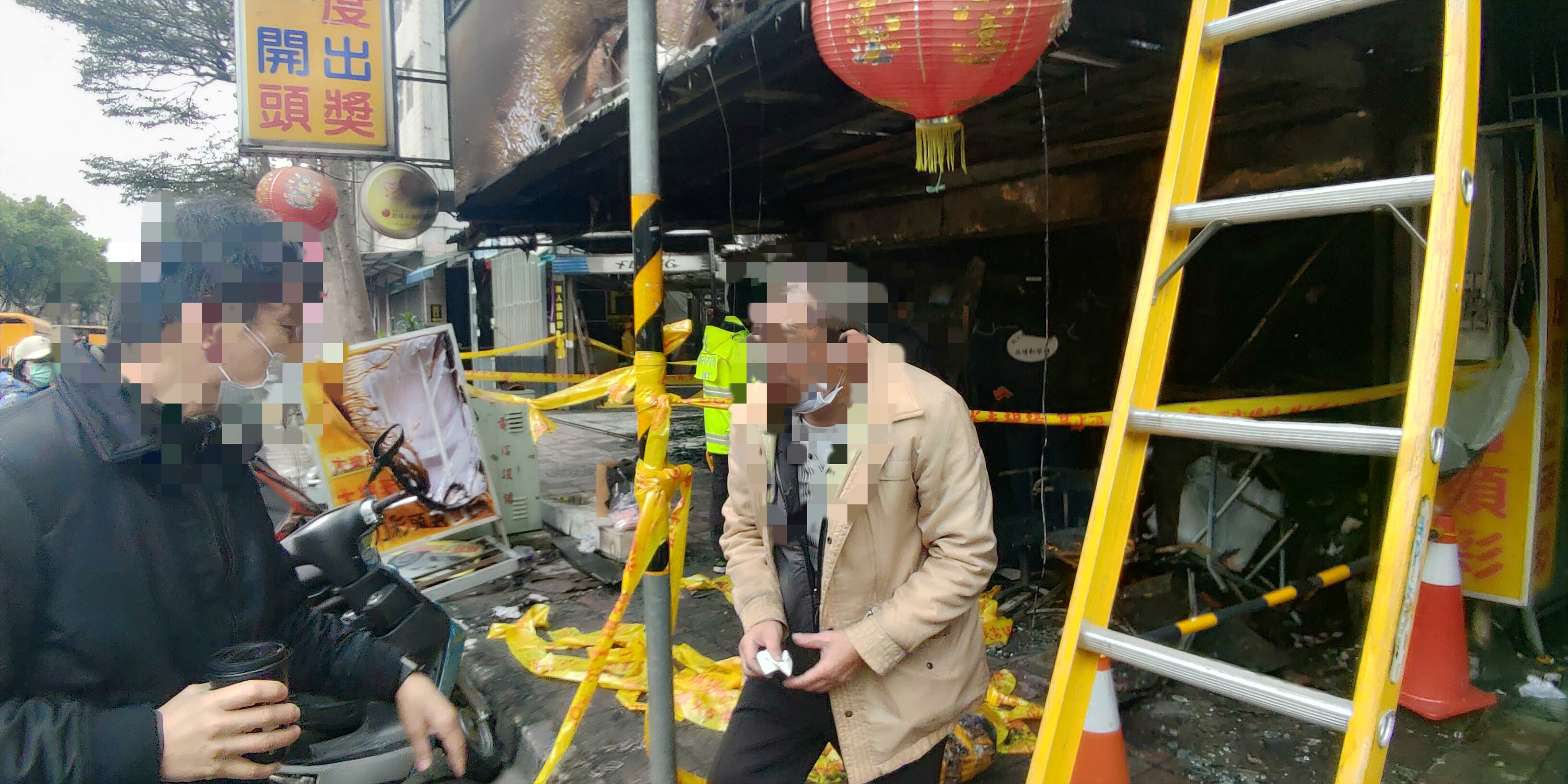 林老闆今日上午由親友陪同，回到被兒火子縱火現場，協助警方指認。