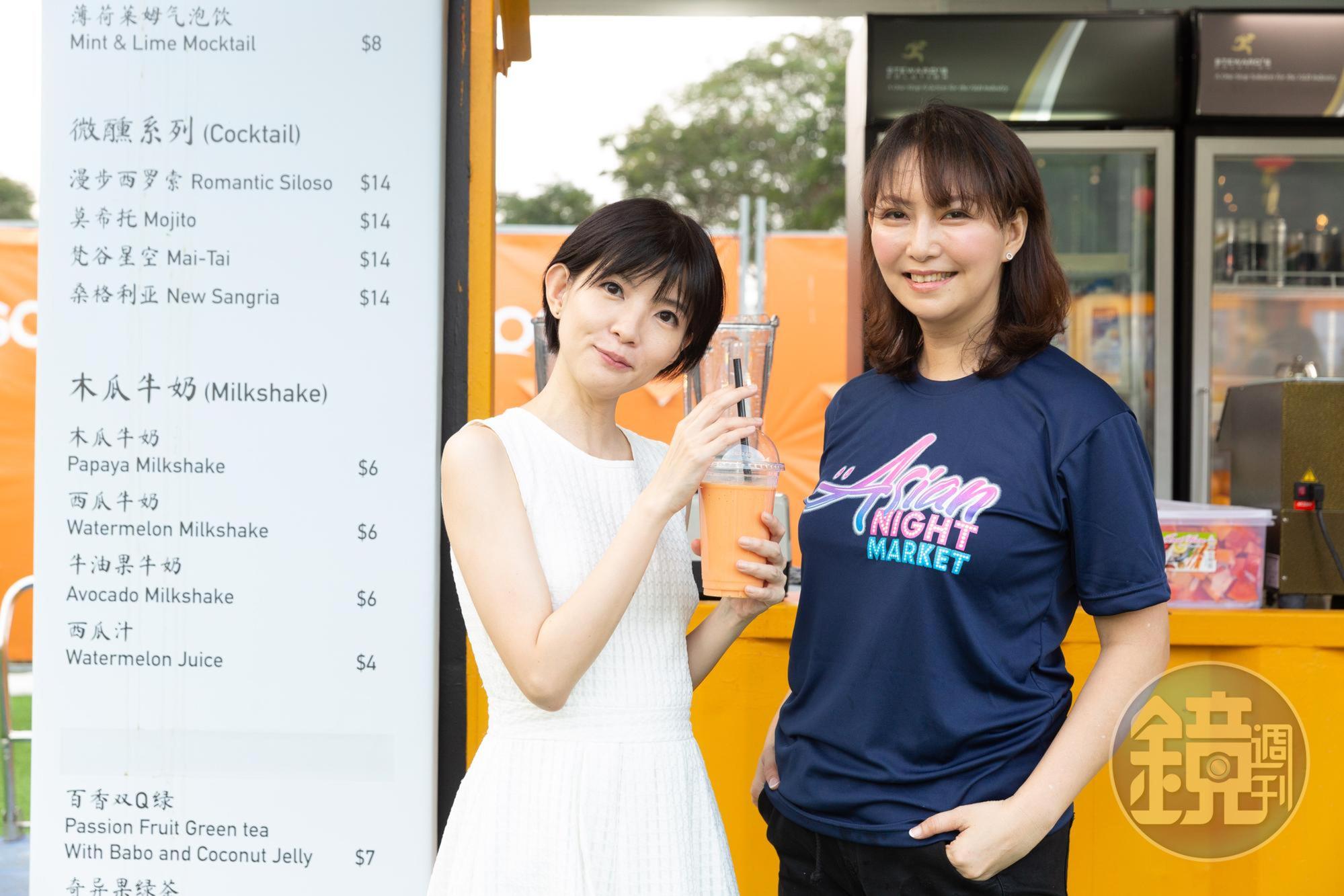 新加坡歌手郭美美也來《士林嘉年華之寧夏夜市》活動，還與木瓜牛奶店家老闆合照。