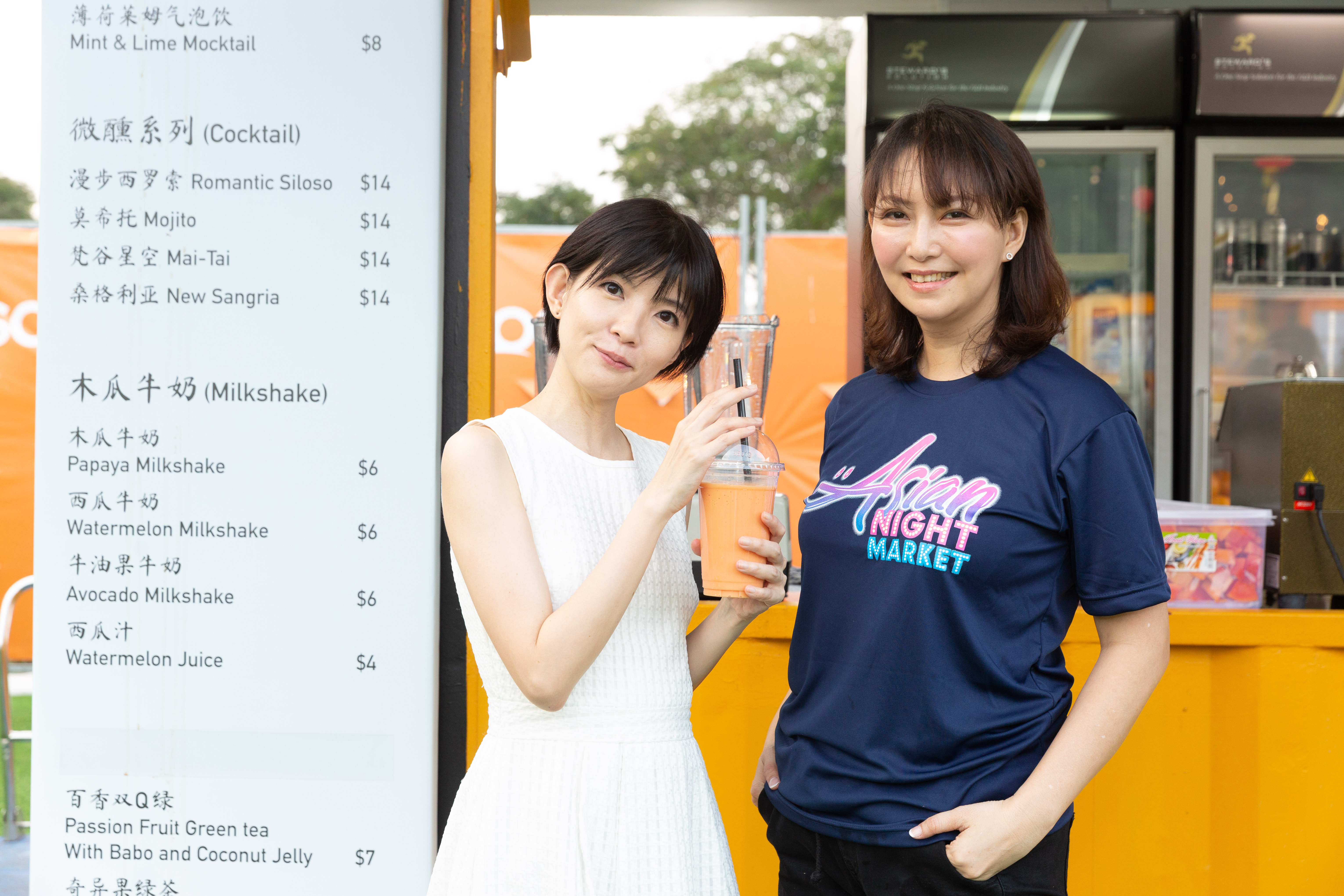 新加坡歌手郭美美也來《士林嘉年華之寧夏夜市》活動,還與木瓜牛奶店家老闆合照。