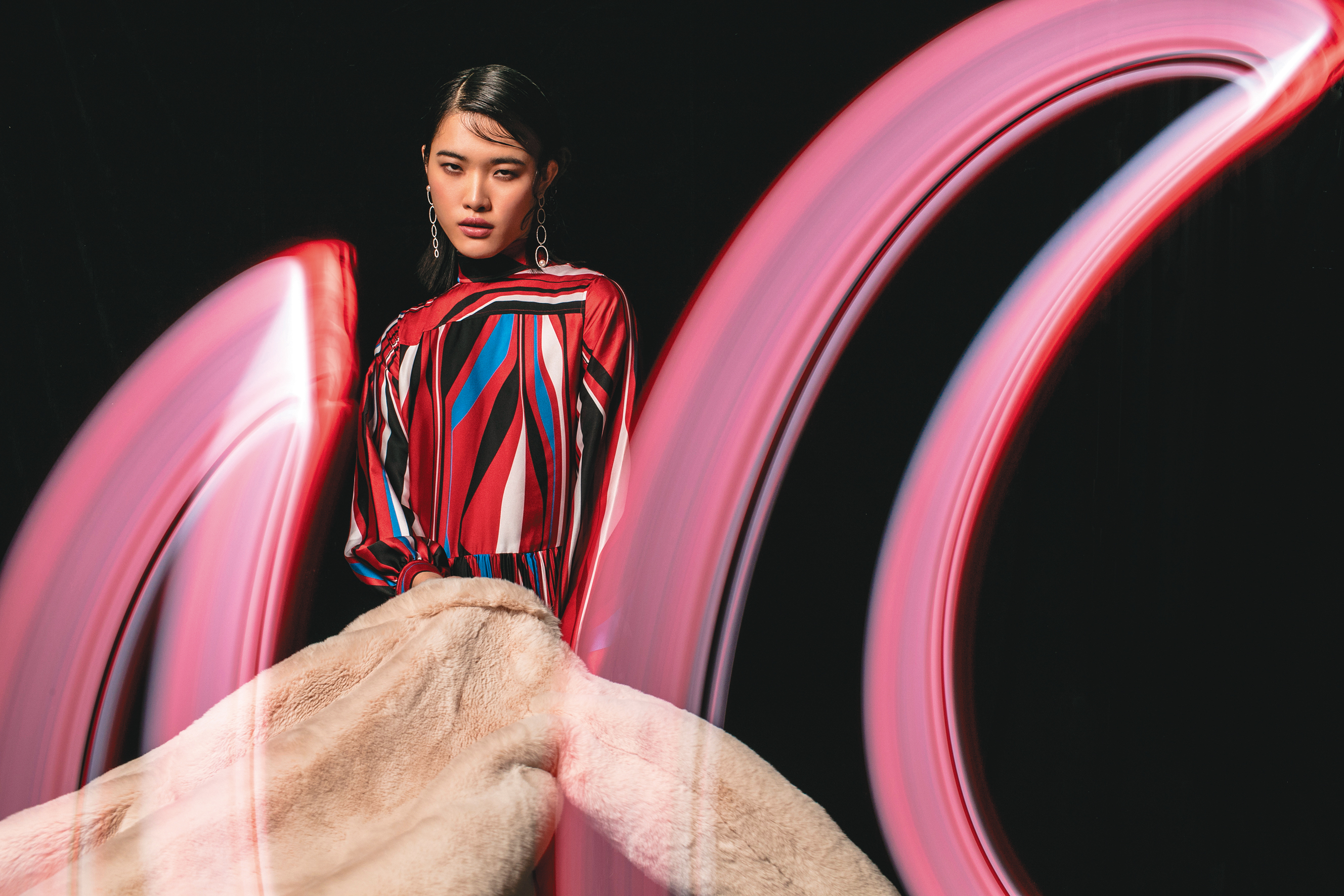 條紋色塊立領百褶洋裝NT$18,990 by CK CALVIN KLEIN／米色絨毛大衣NT$18,320 by maje／不對稱垂墜珍珠耳環NT$9,700 by APM