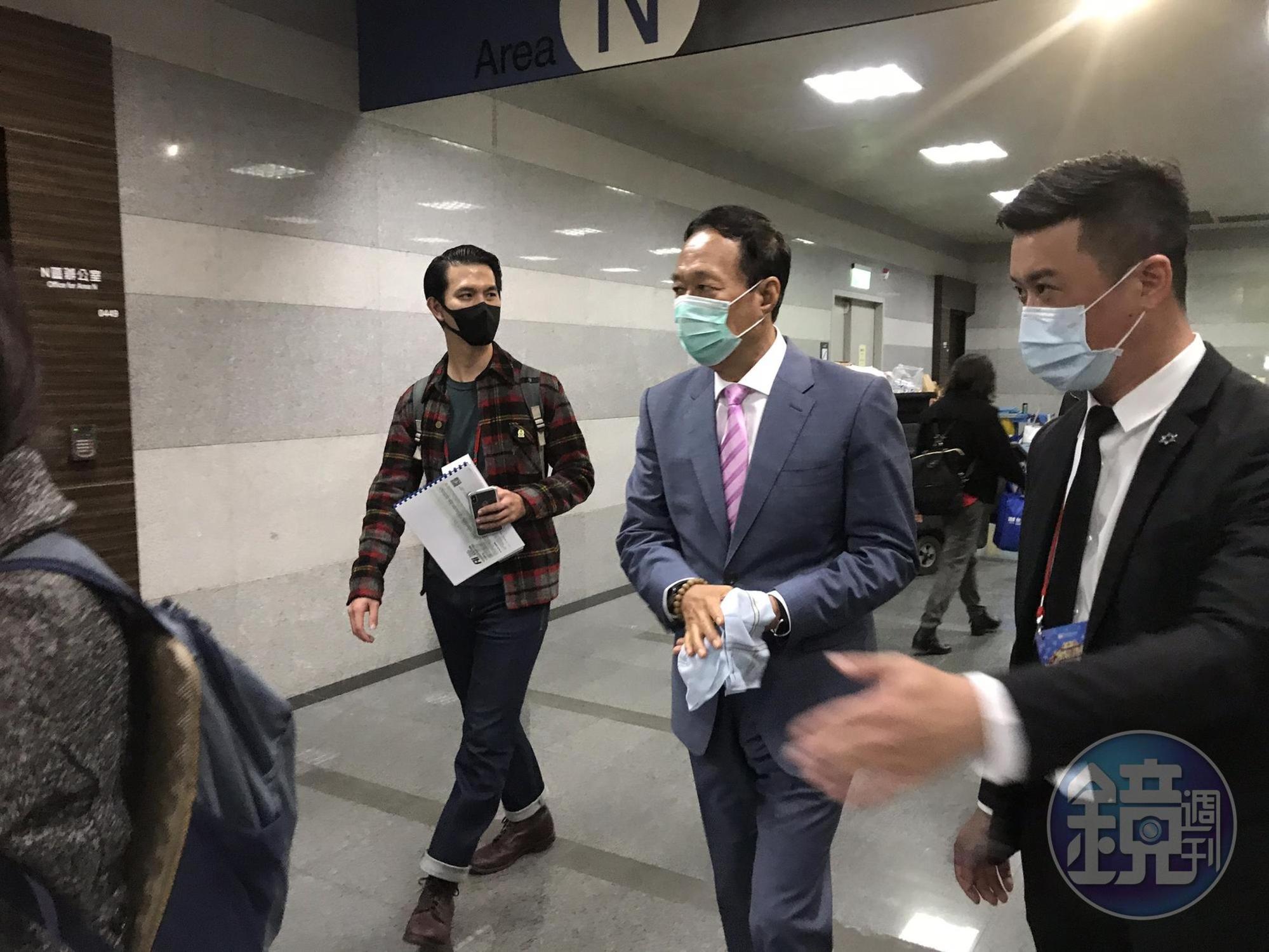 農曆年前,鴻海創辦人郭台銘(中)就曾提出警告,武漢肺炎蔓延速度會比檢驗器材和藥物準備的速度快。